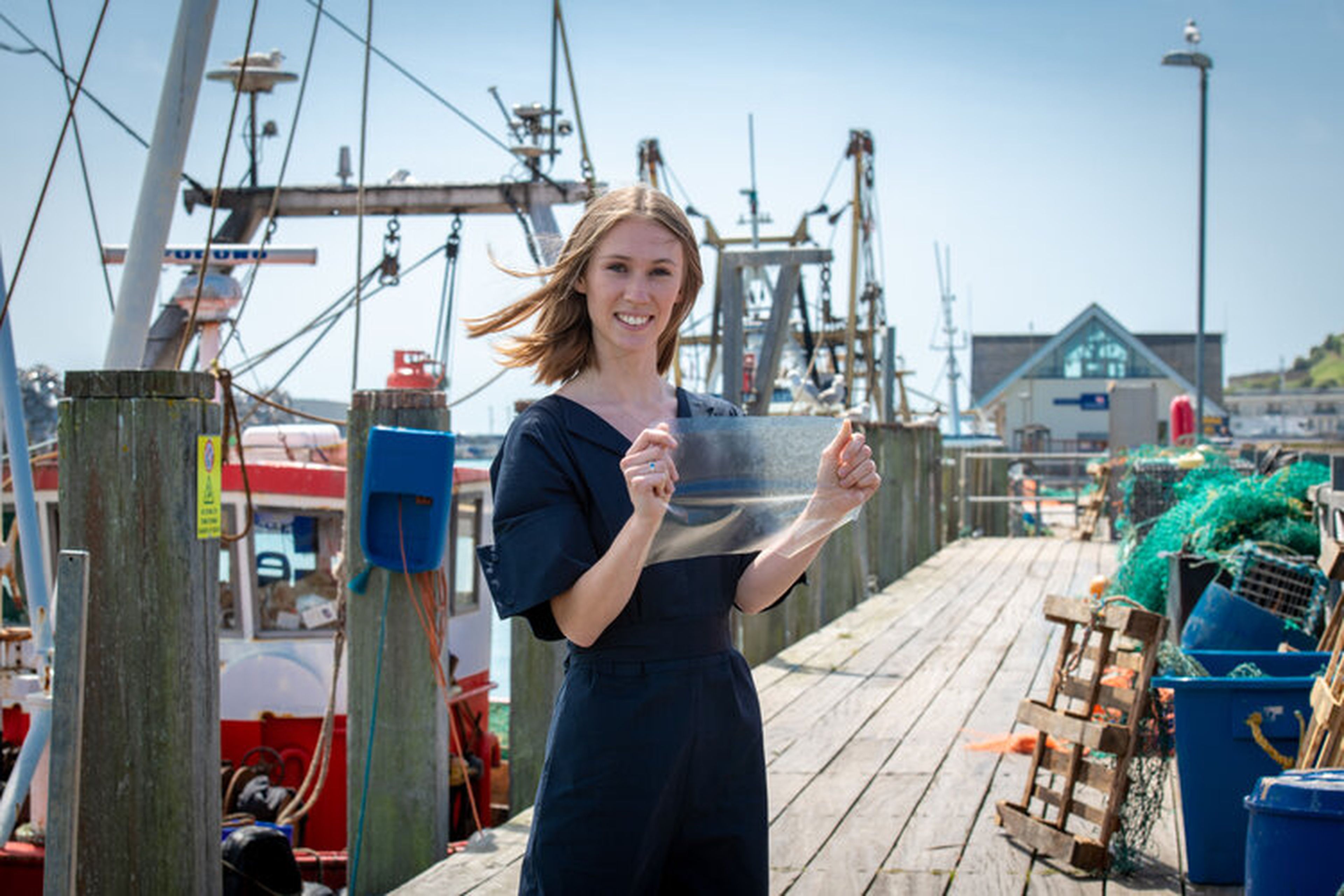 Lucy Hughes, de Marine Text, creadora de una alternativa al plástico que al ser tirada al océano se convierte en comida para peces.
