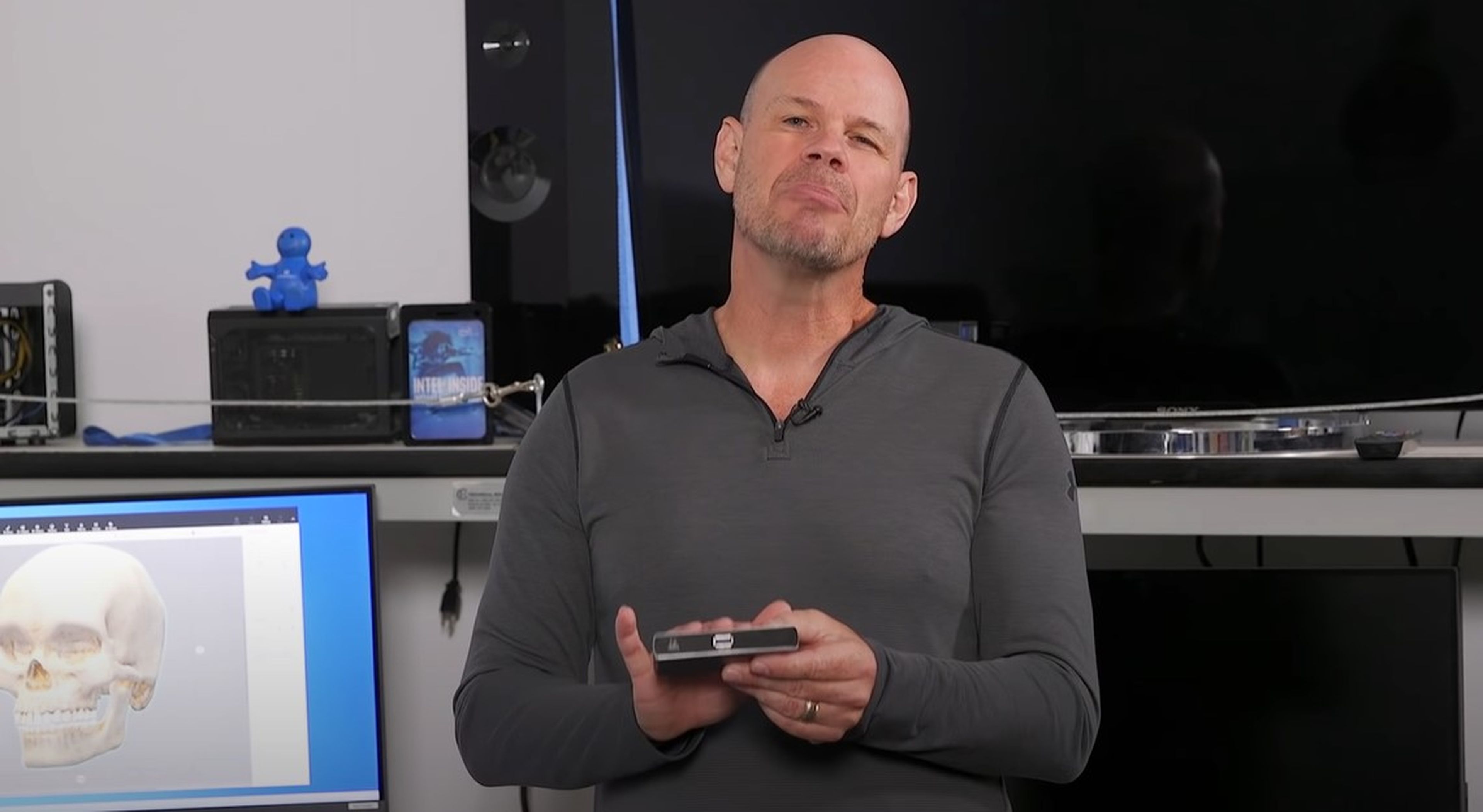 Lyle Warnke de Intel presentando el Thunderbolt 4.0