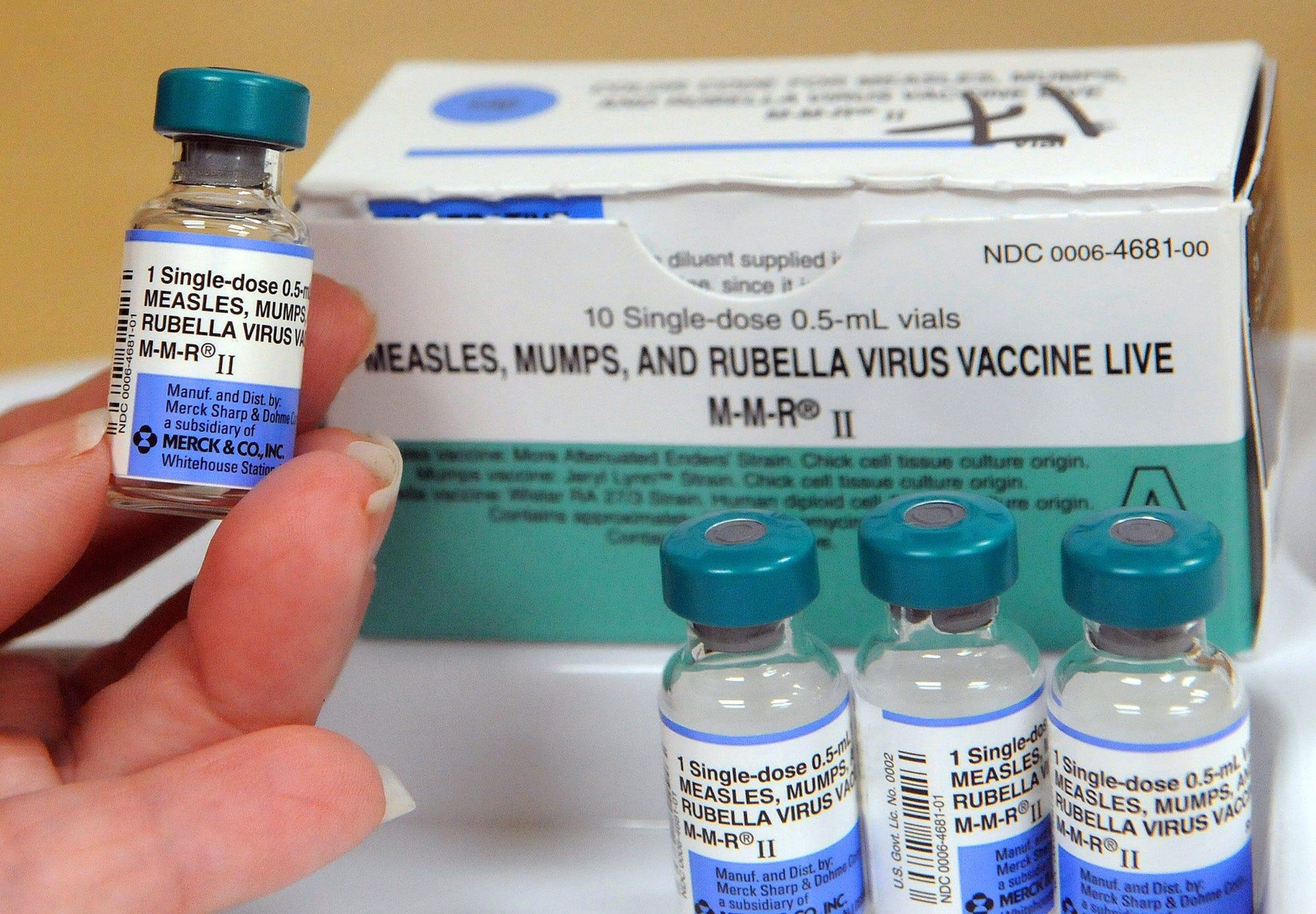 Una enfermera muestra viales de vacuna contra el sarampión en el Departamento de Salud del Condado de Orange el 6 de mayo de 2019 en Orlando, Florida.