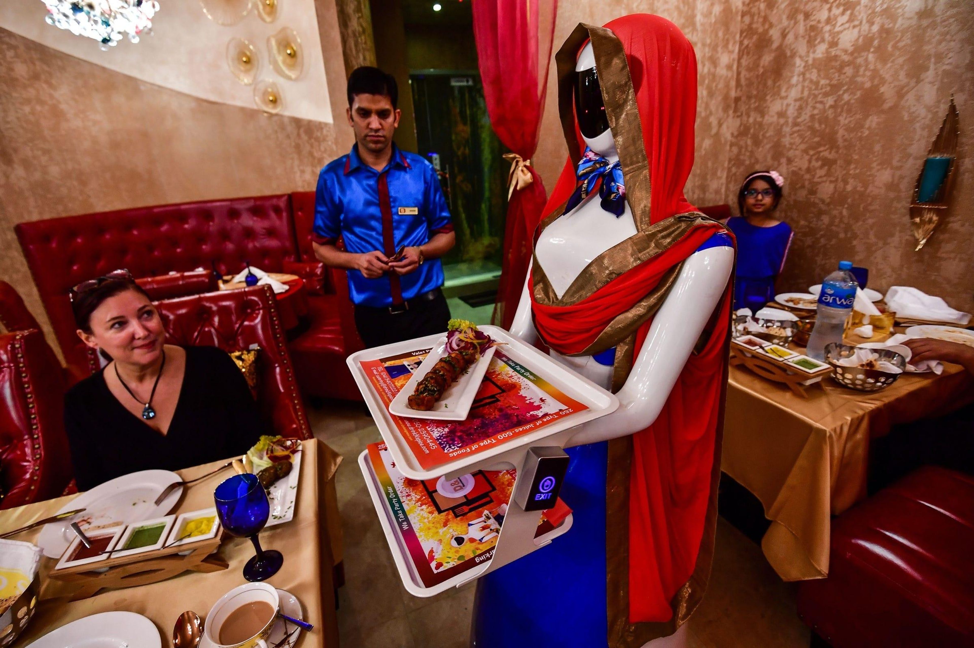 Conoce a Ruby, la camarera robot, que sirve a los clientes en el restaurante Drink and Spice Magics en Dubái.
