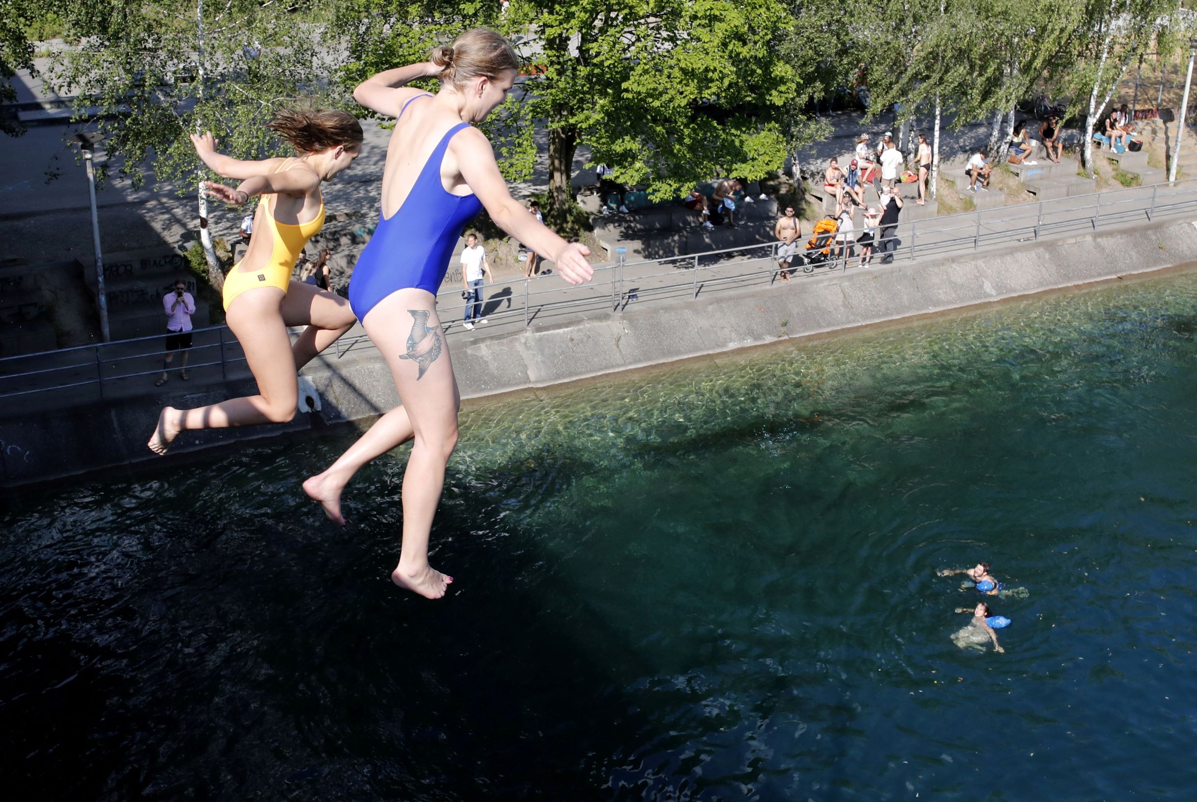 Dos mujeres se tiran desde un puente al río Limmat, en Zurich, Suiza.
