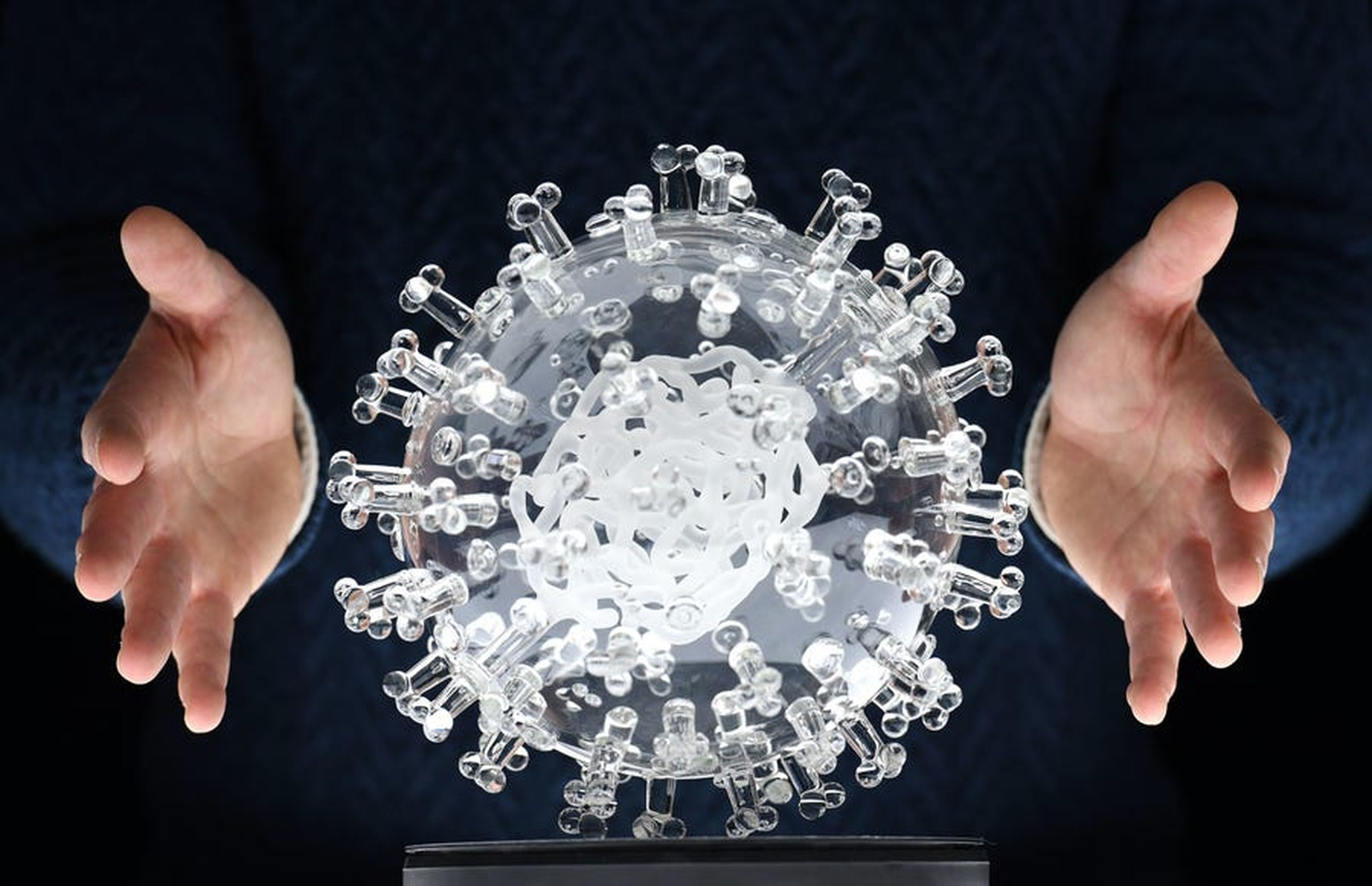 Un modelo de cristal del nuevo coronavirus, que causa la enfermedad COVID-19, por el artista Luke Jerram en Reino Unido el 18 de marzo. El modelo es alrededor de un millón de veces más grande que el virus real.