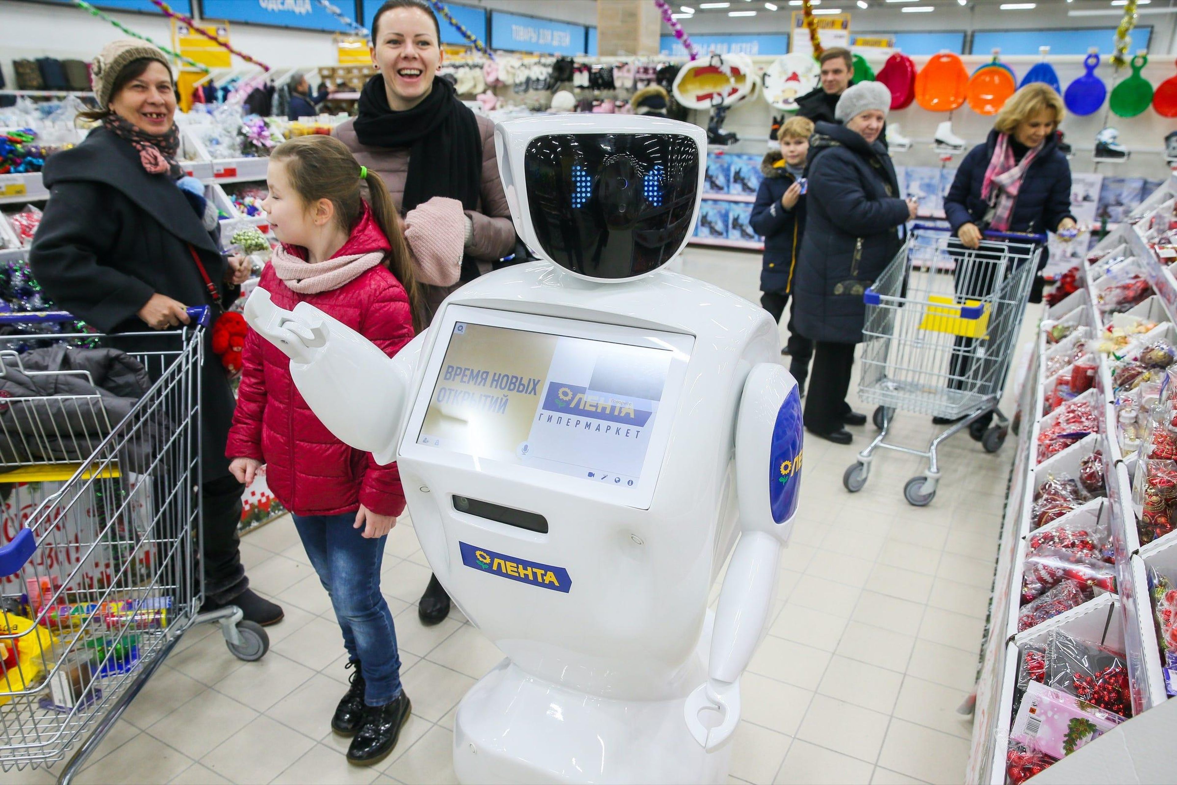 En Moscú, Rusia, algunos supermercados Lenta tienen robots Promobot, que recorren las tiendas y anuncian descuentos y promociones. También reconocen a los clientes habituales y pueden hacer demostraciones de productos.