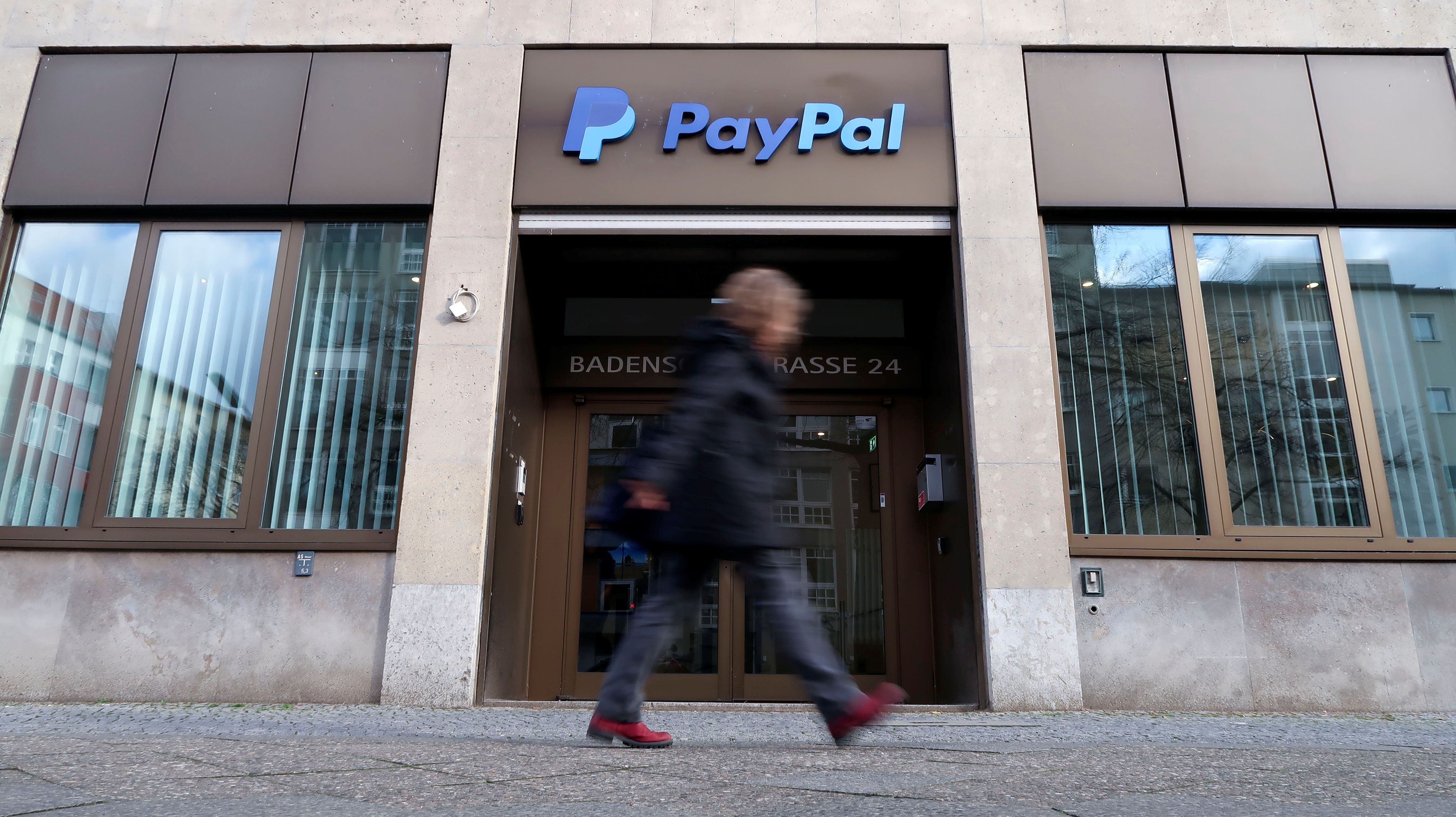 Una mujer caminando en la sede de PayPal de Berlín.