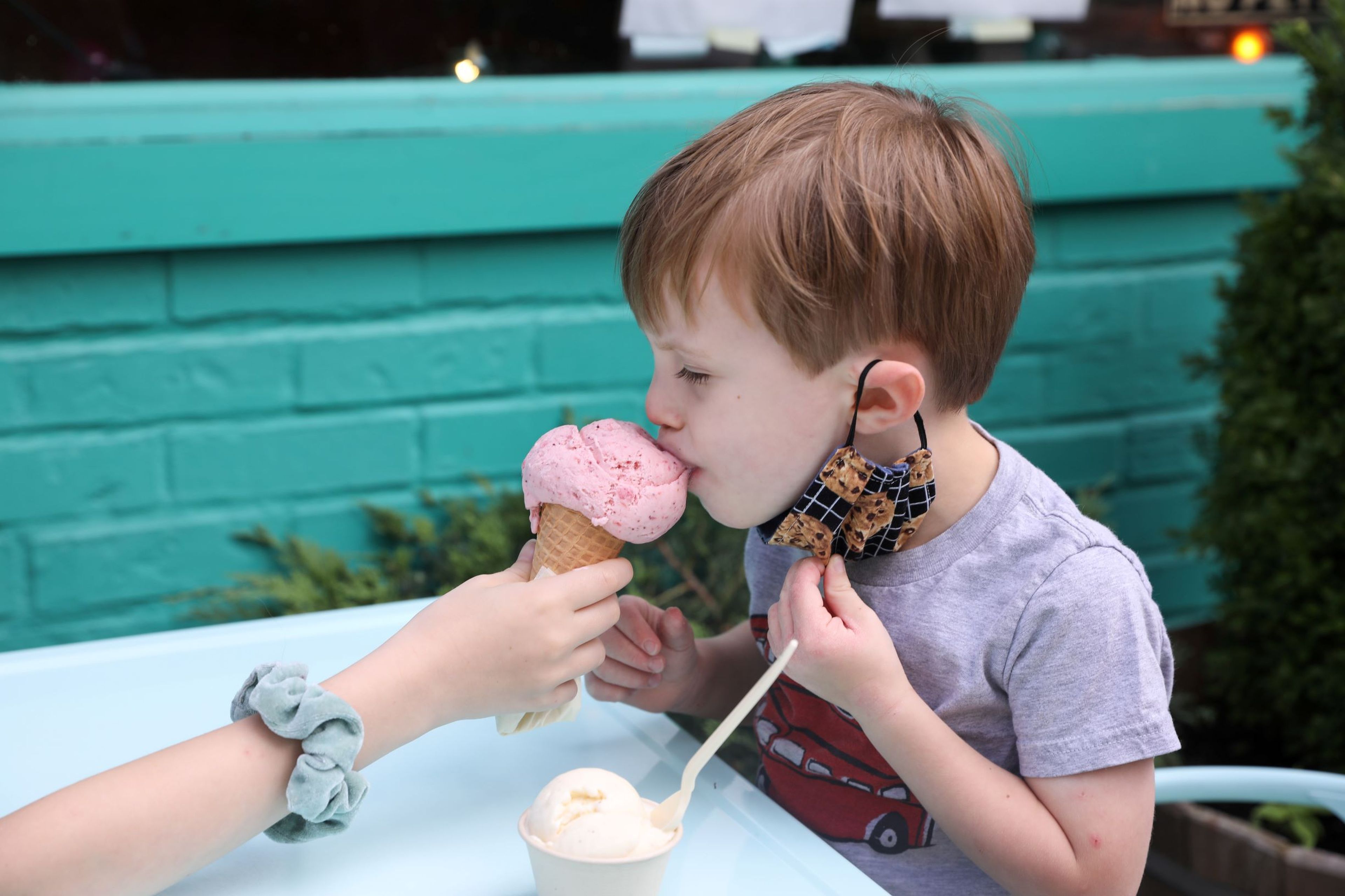 Un niño comiendo helado