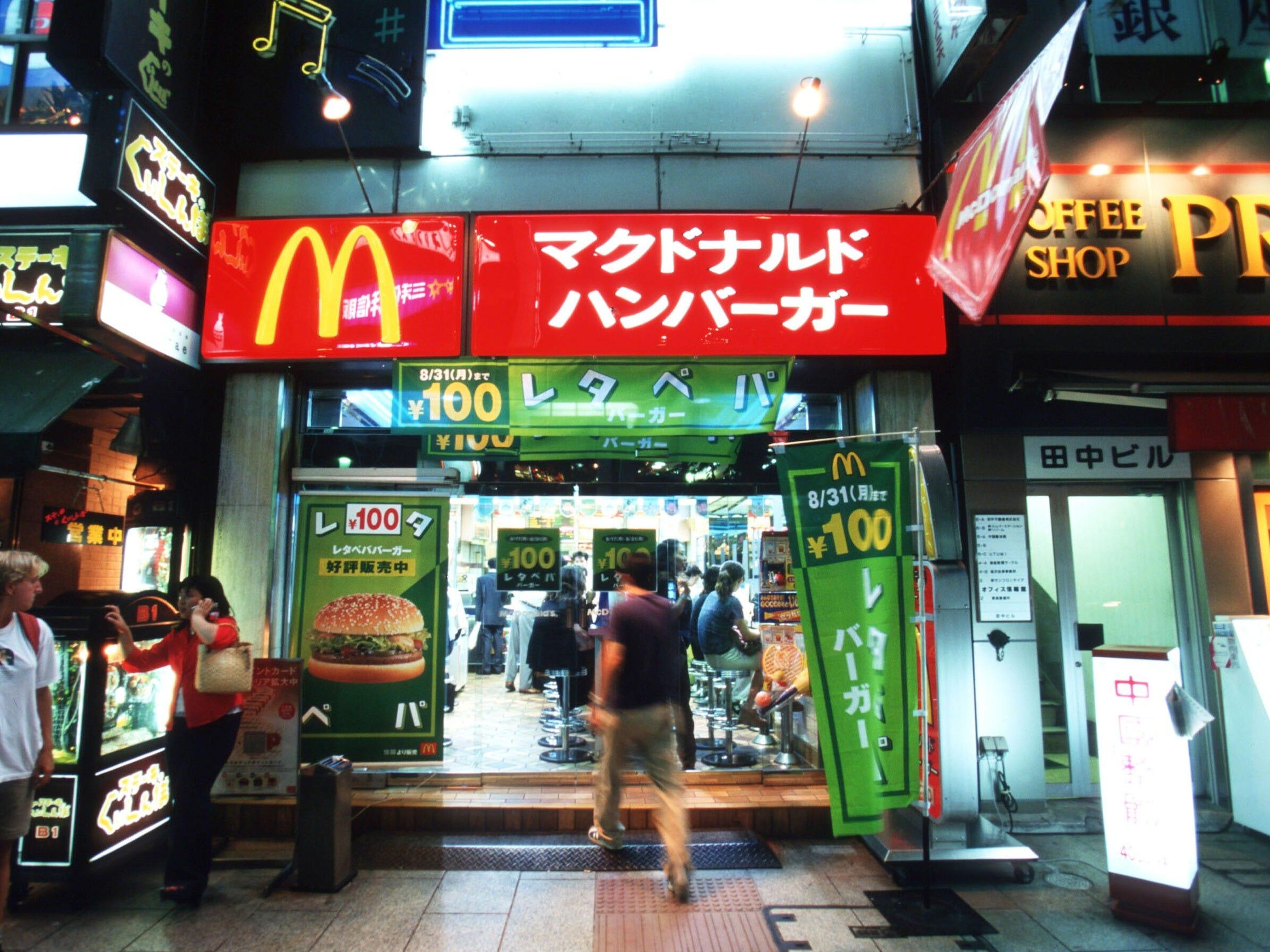 Un cliente entrando en un restaurante McDonald's el 2 de septiembre de 1998 en Tokio, Japón.