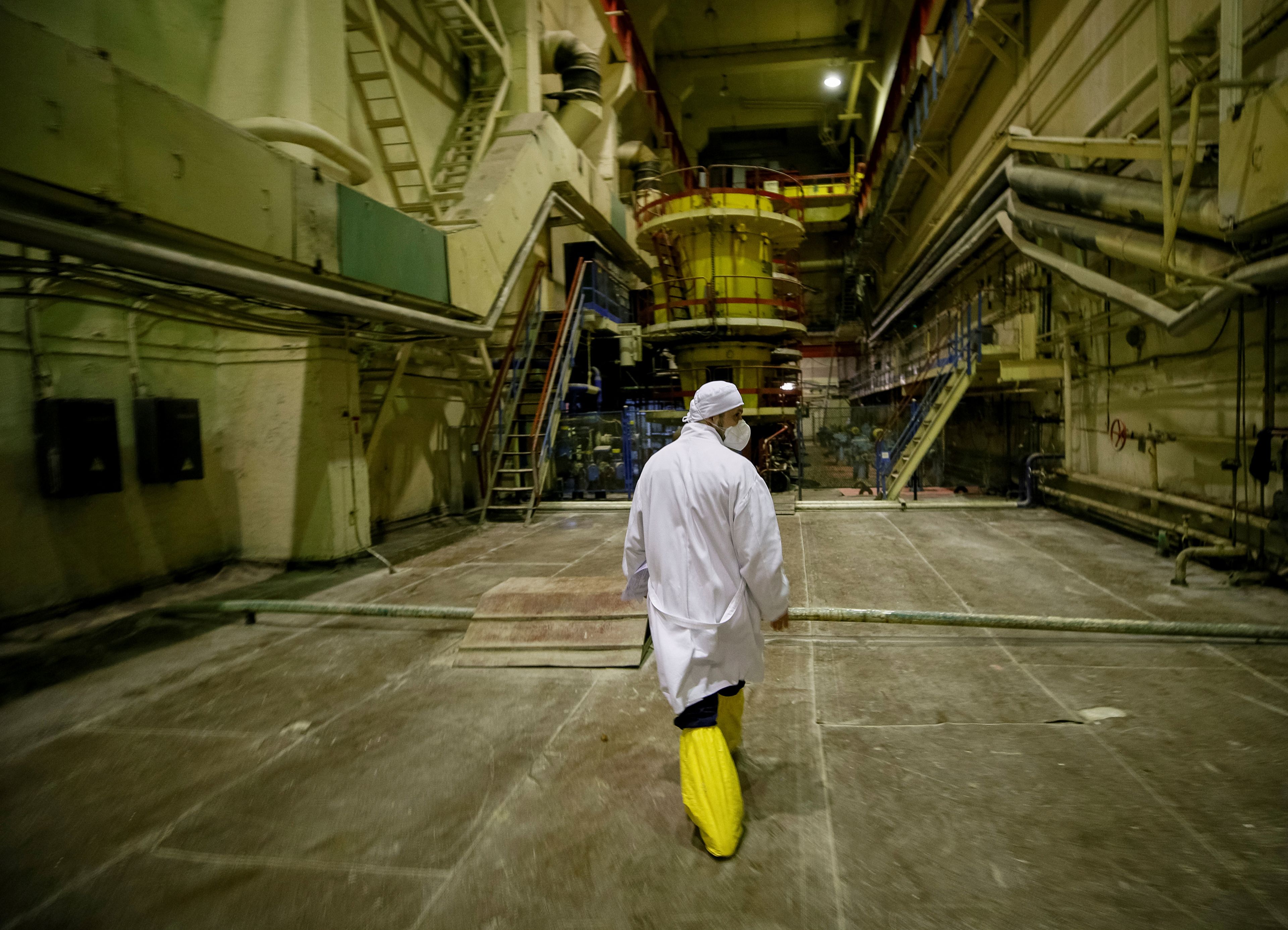 Un operario en el tercer reactor de la planta nuclear de Chernóbil