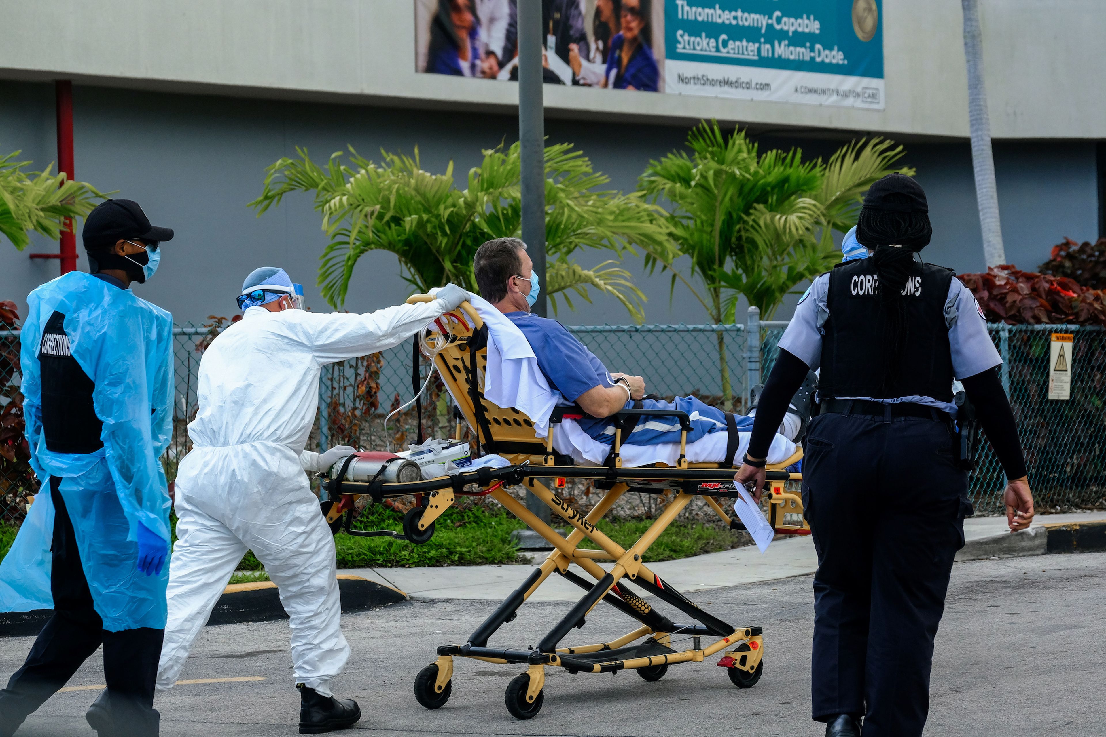 Un paciente de COVID-19 llega al hospital en ambulancia
