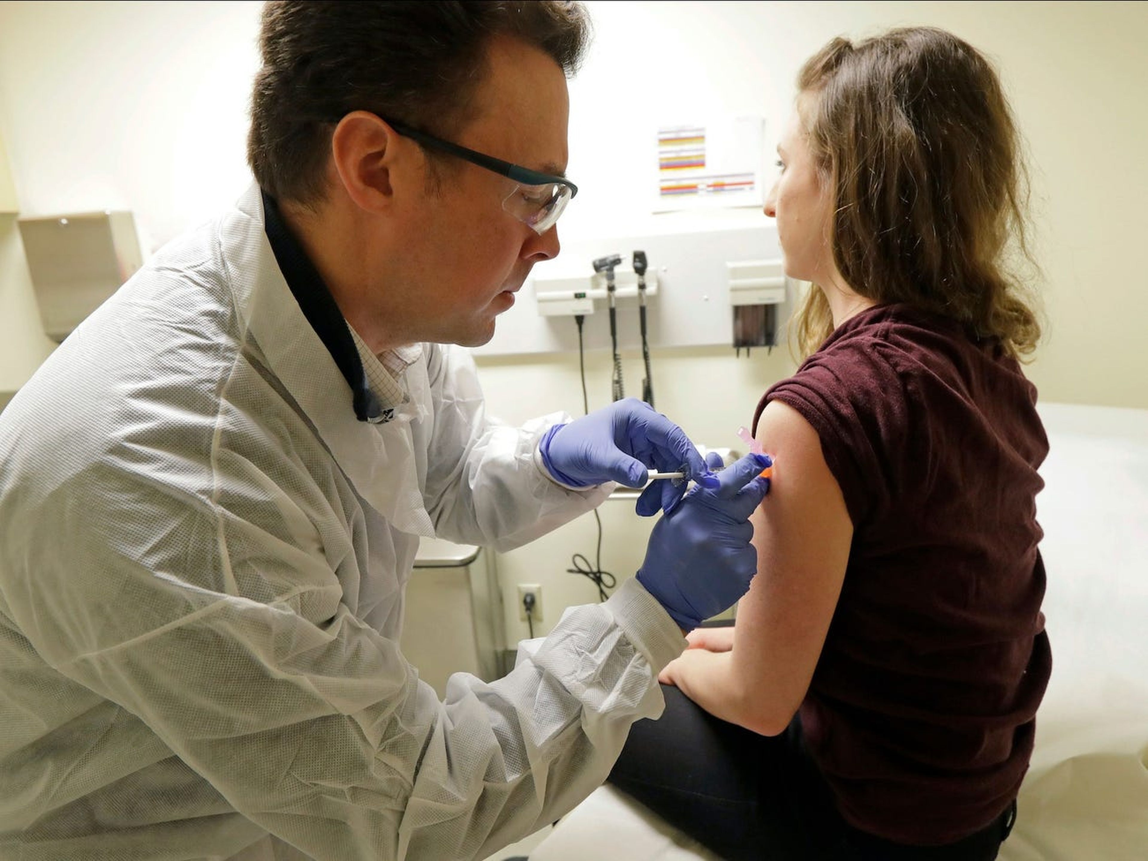 Una paciente recibe una vacuna de Moderna