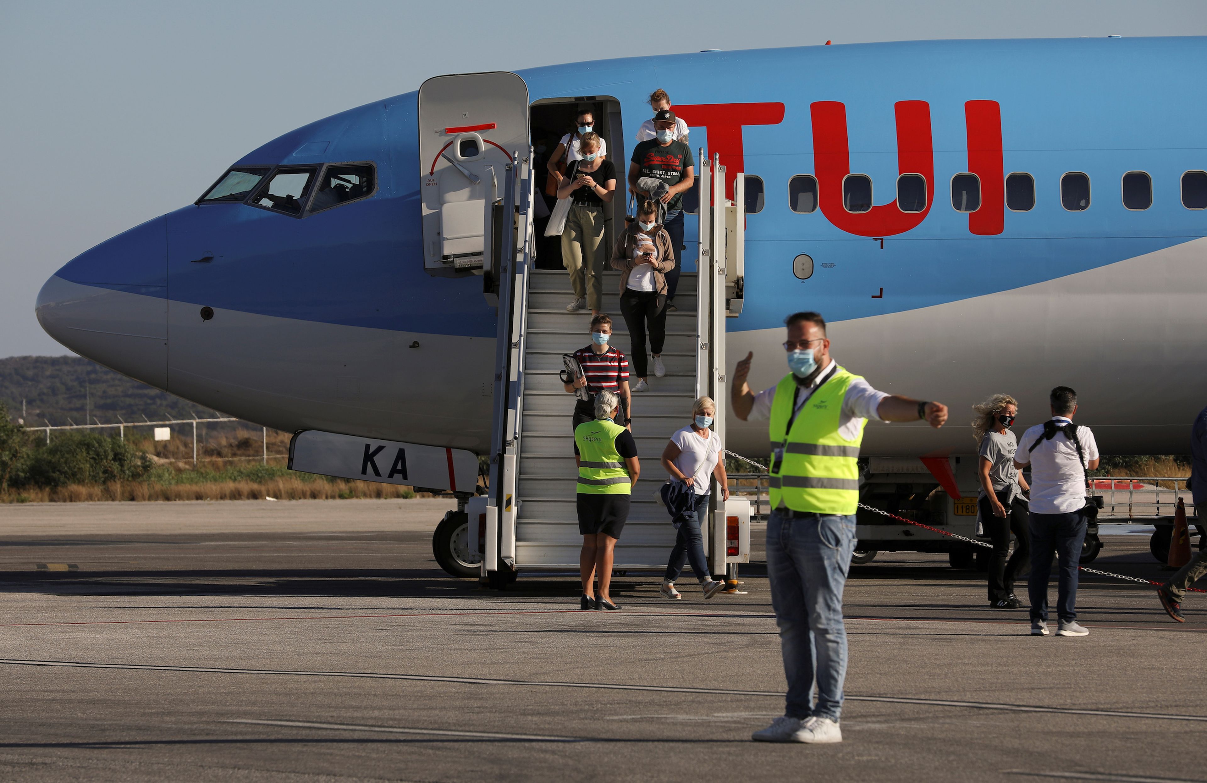 Pasajeros procedentes de Alemania llegan en un vuelo de TUI Airways a Grecia.