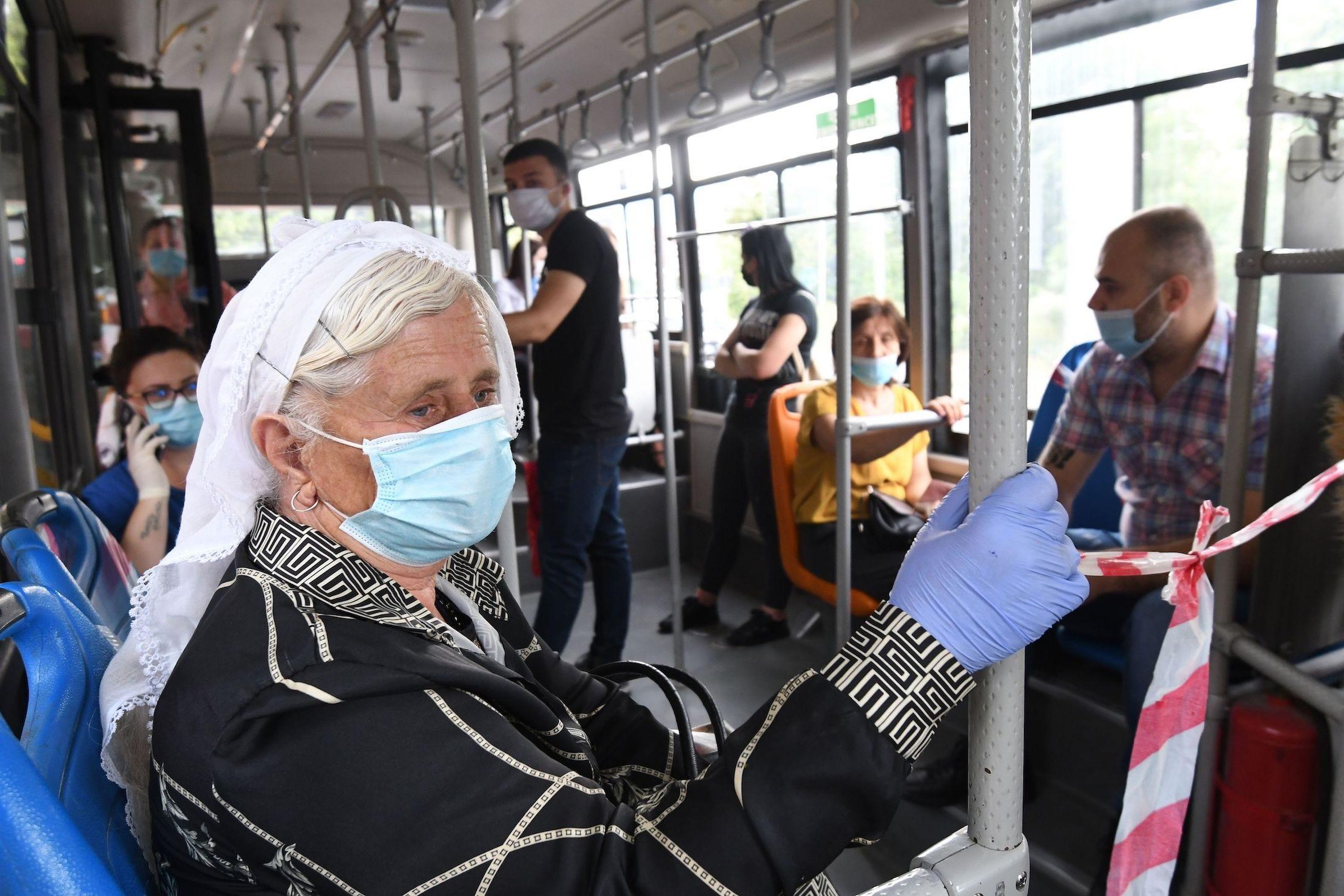 Los pasajeros llevan mascarillas protectoras cuando viajan en autobuses en Tirana, Albania, el 6 de julio de 2020.