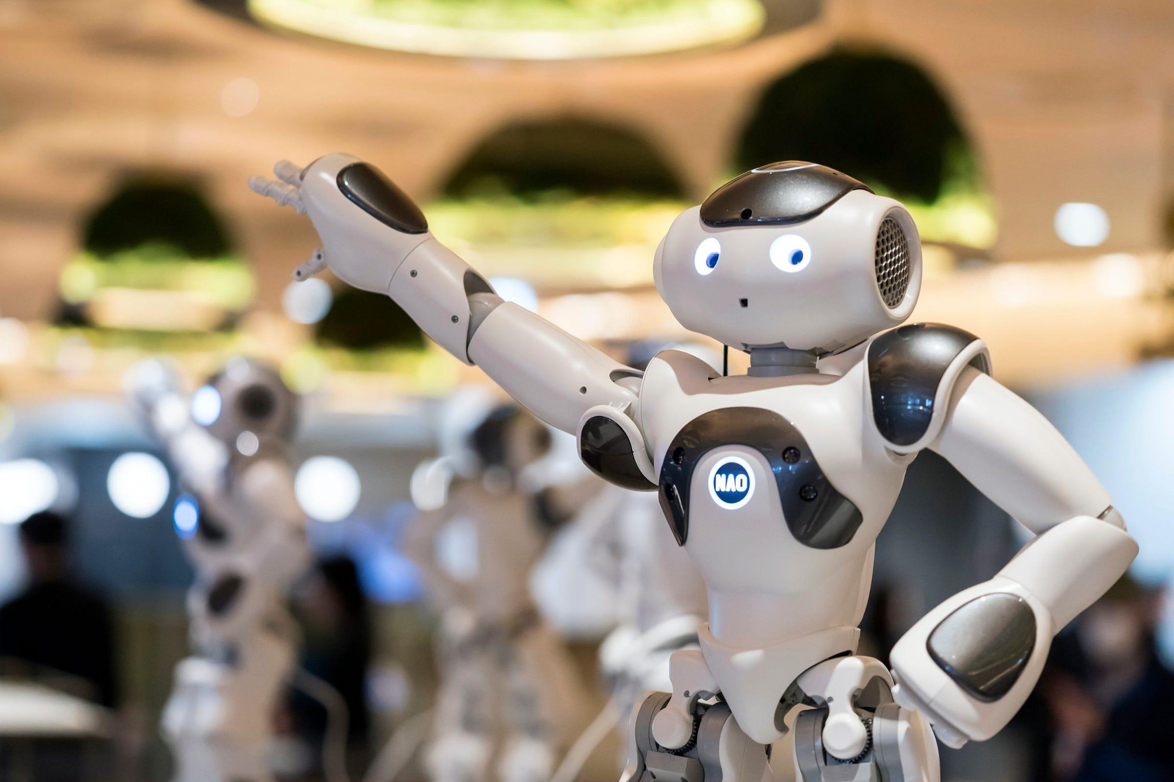 La sala Pepper en Tokio, Japón, es atendida por los robots Pepper y NAO de Softbank. Los robots Pepper, que se utilizan en todo el mundo, sirven a los clientes mientras que los robots NAO bailan y los entretienen.