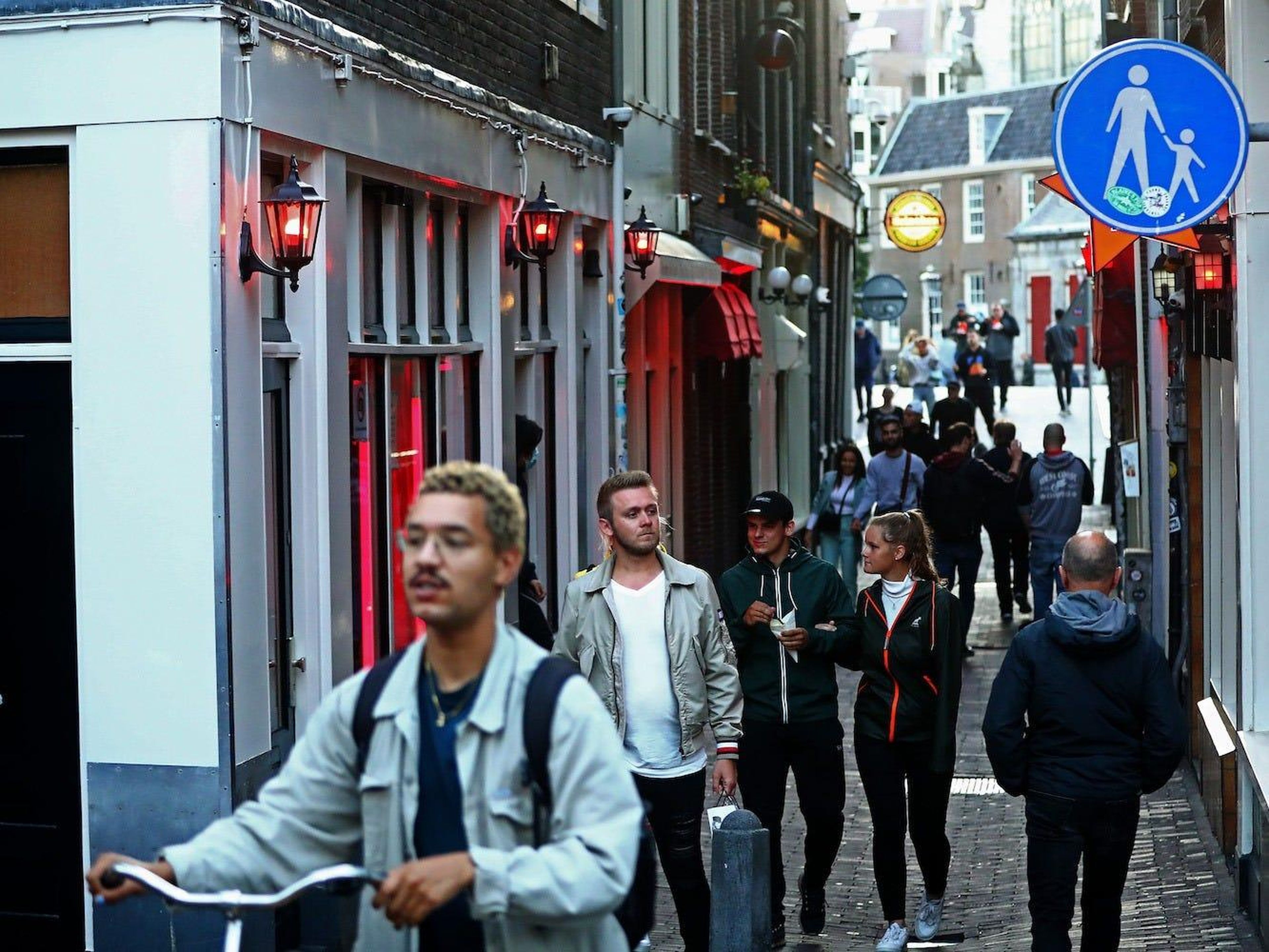 Una vista general del Barrio Rojo en su reapertura después del brote de coronavirus el 1 de julio de 2020, en Amsterdam, Países Bajos.