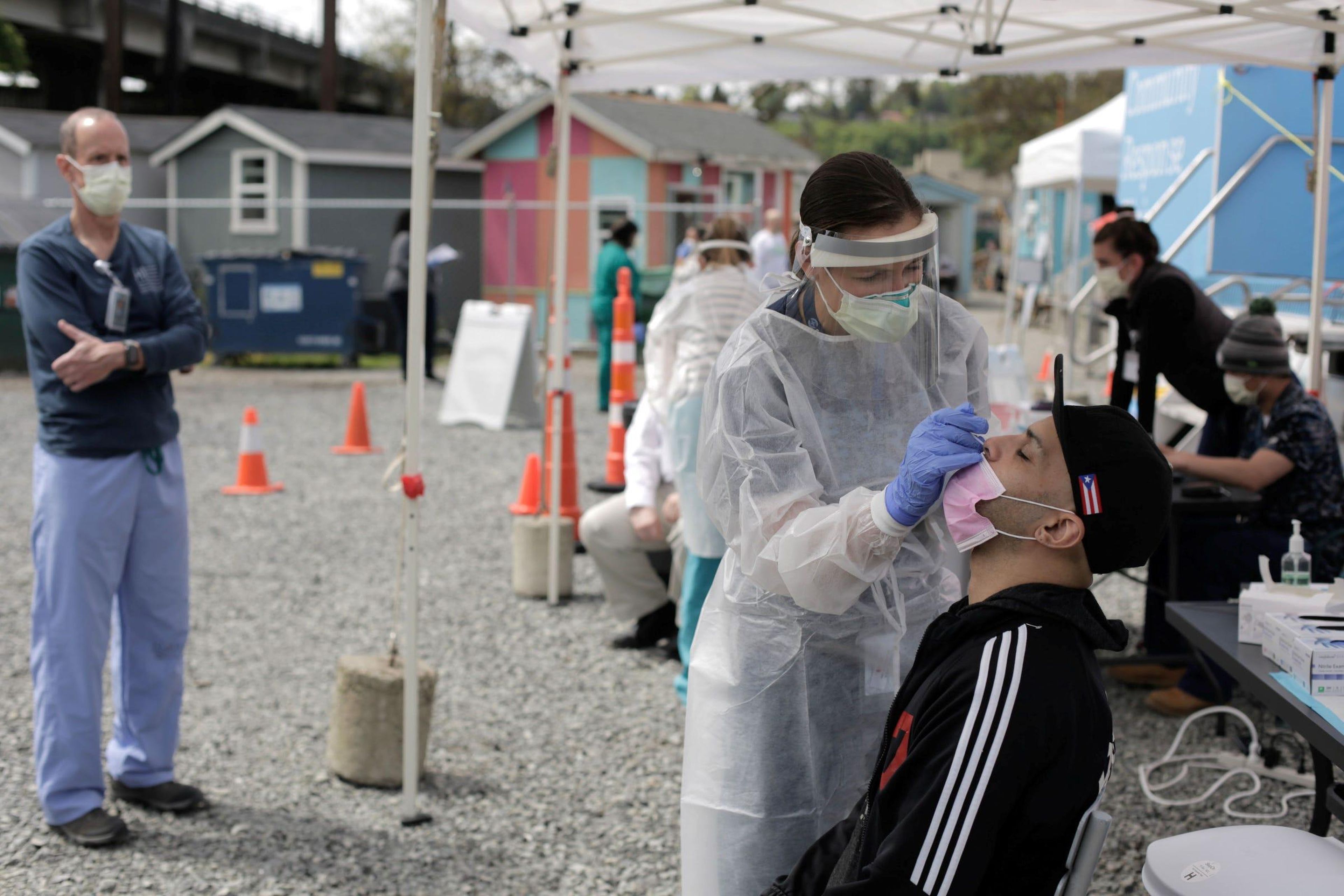 La doctora Lauren Bernese realiza una prueba de coronavirus en Seattle, Washington, EEUU, el 29 de abril de 2020.