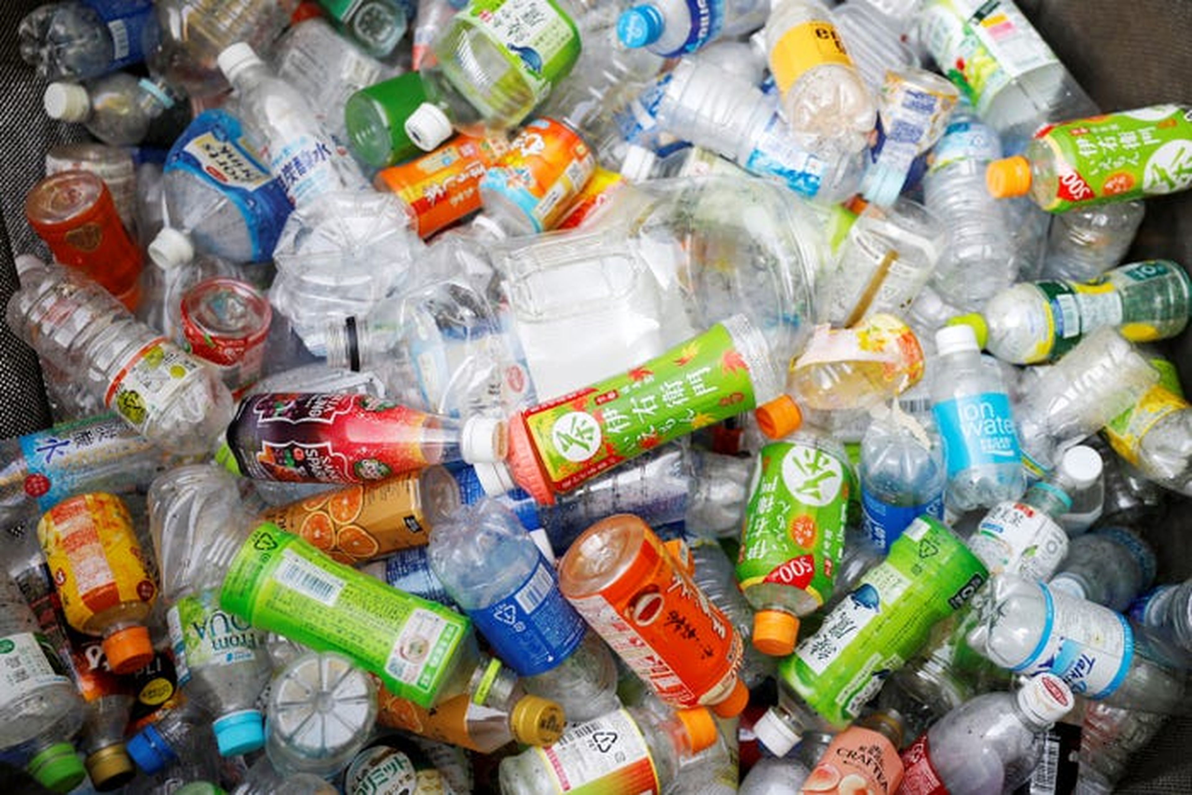 Botellas de plástico usadas en un punto de recolección de residuos en Tokio, Japón, el 21 de noviembre de 2018.