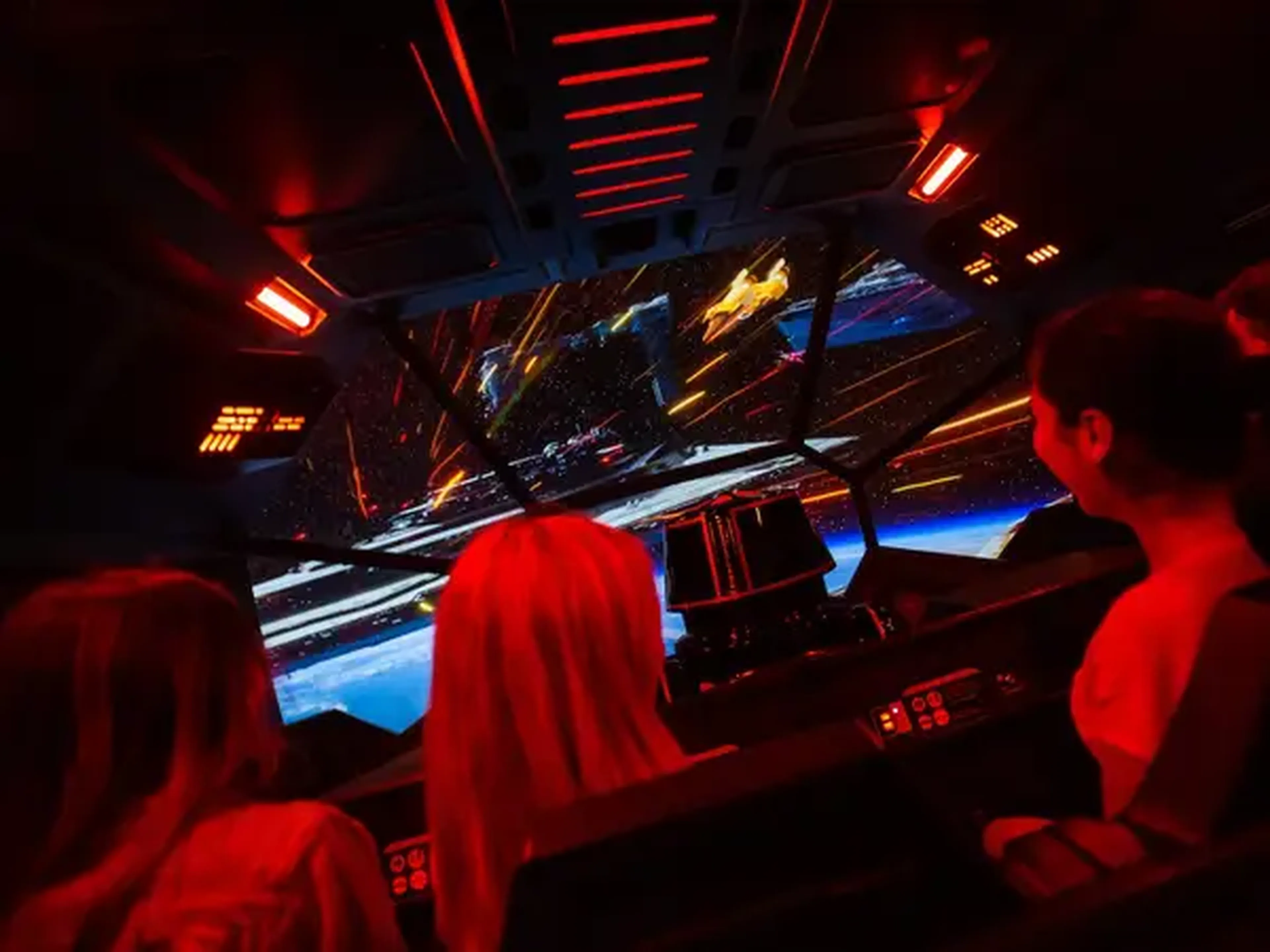 Los pasajeros suben a un simulador, también conocido como cápsula de escape.