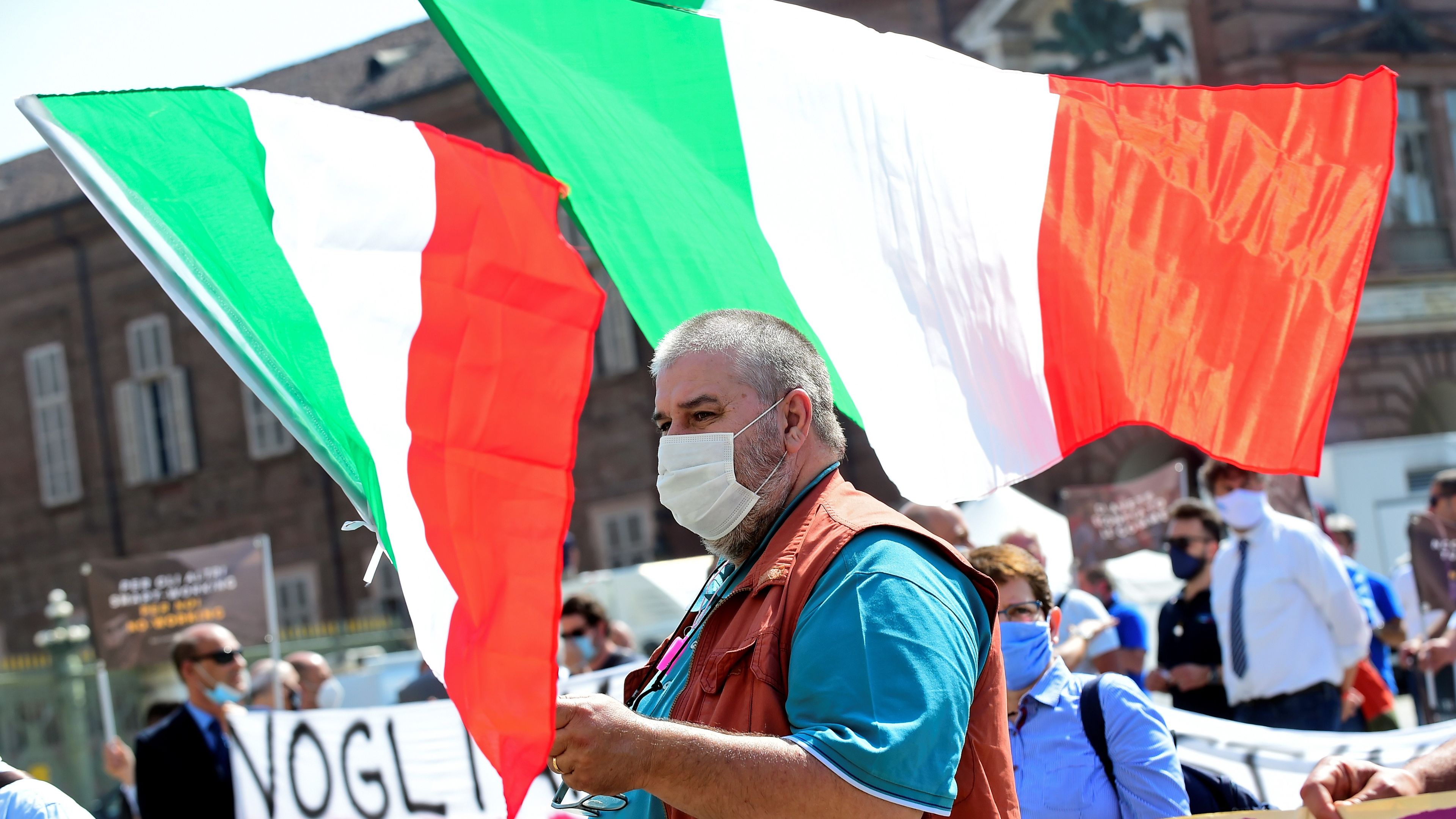 Propietarios y conductores de autobuses turísticos realizan una protesta para exigir ayuda financiera del Gobierno italiano.