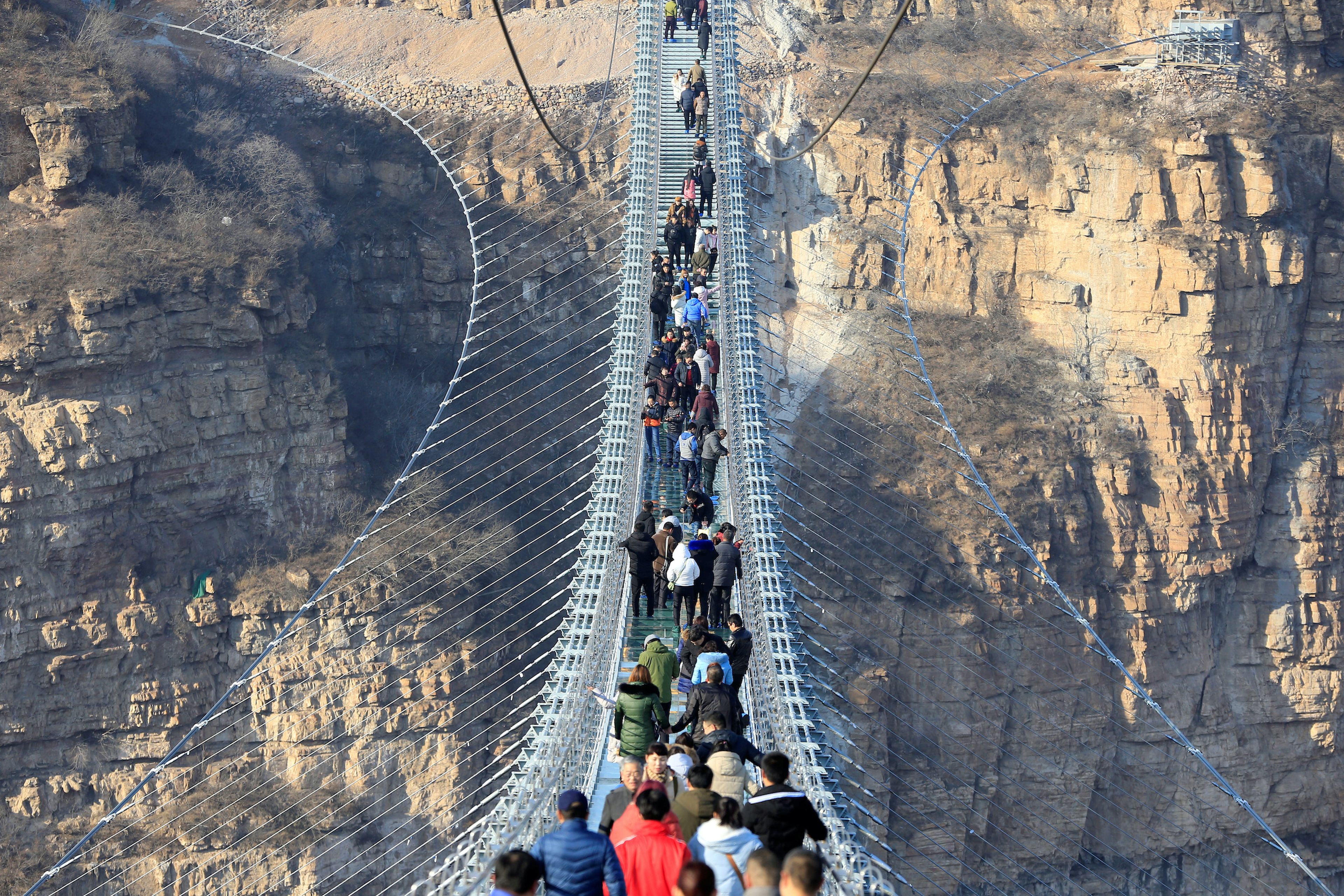 Puente de cristal en Hongyagu (China), una de las atracciones turísticas más populares del país.