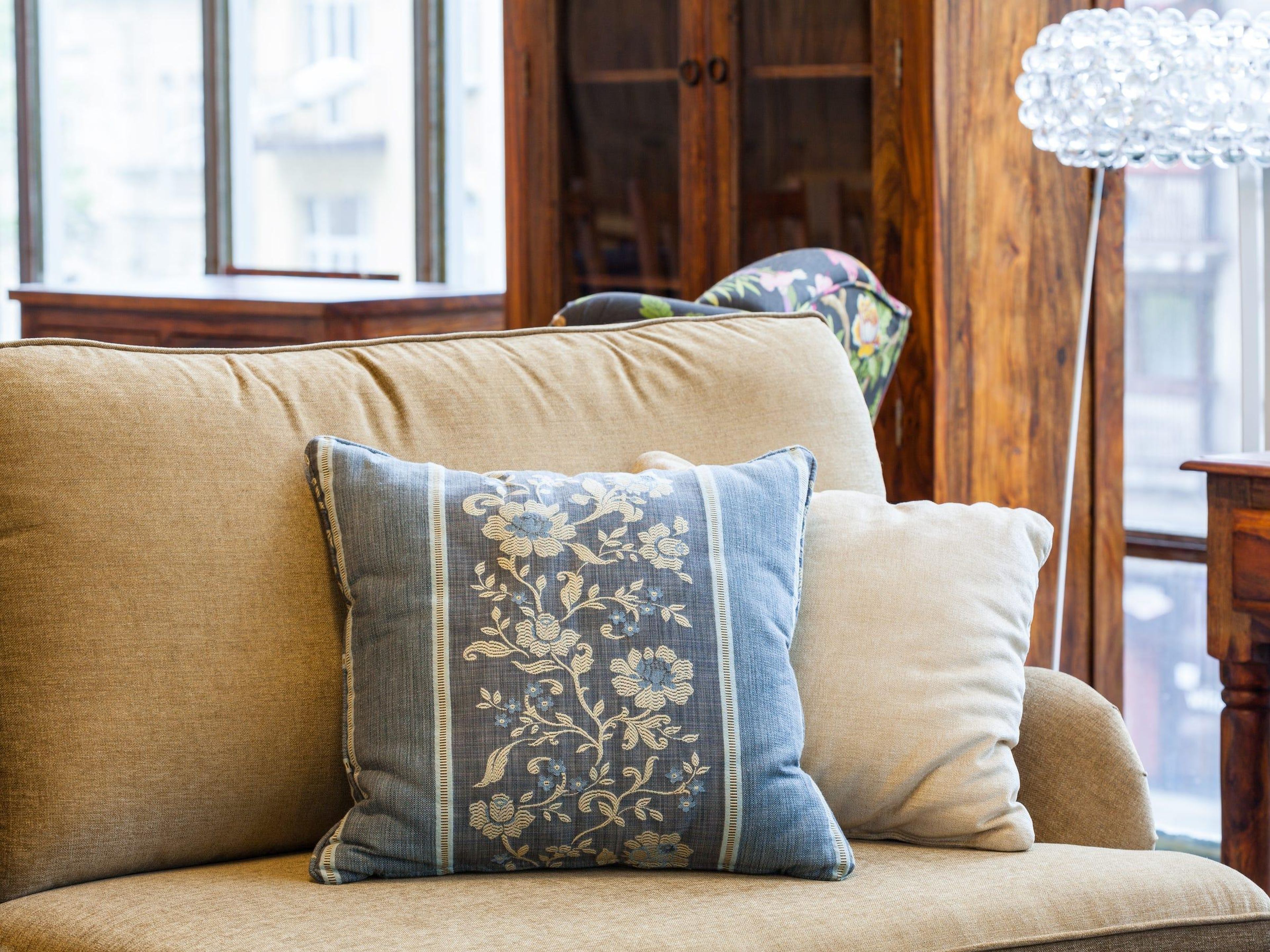 Los cojines del sofá pueden quedar aún mejor en la habitación.