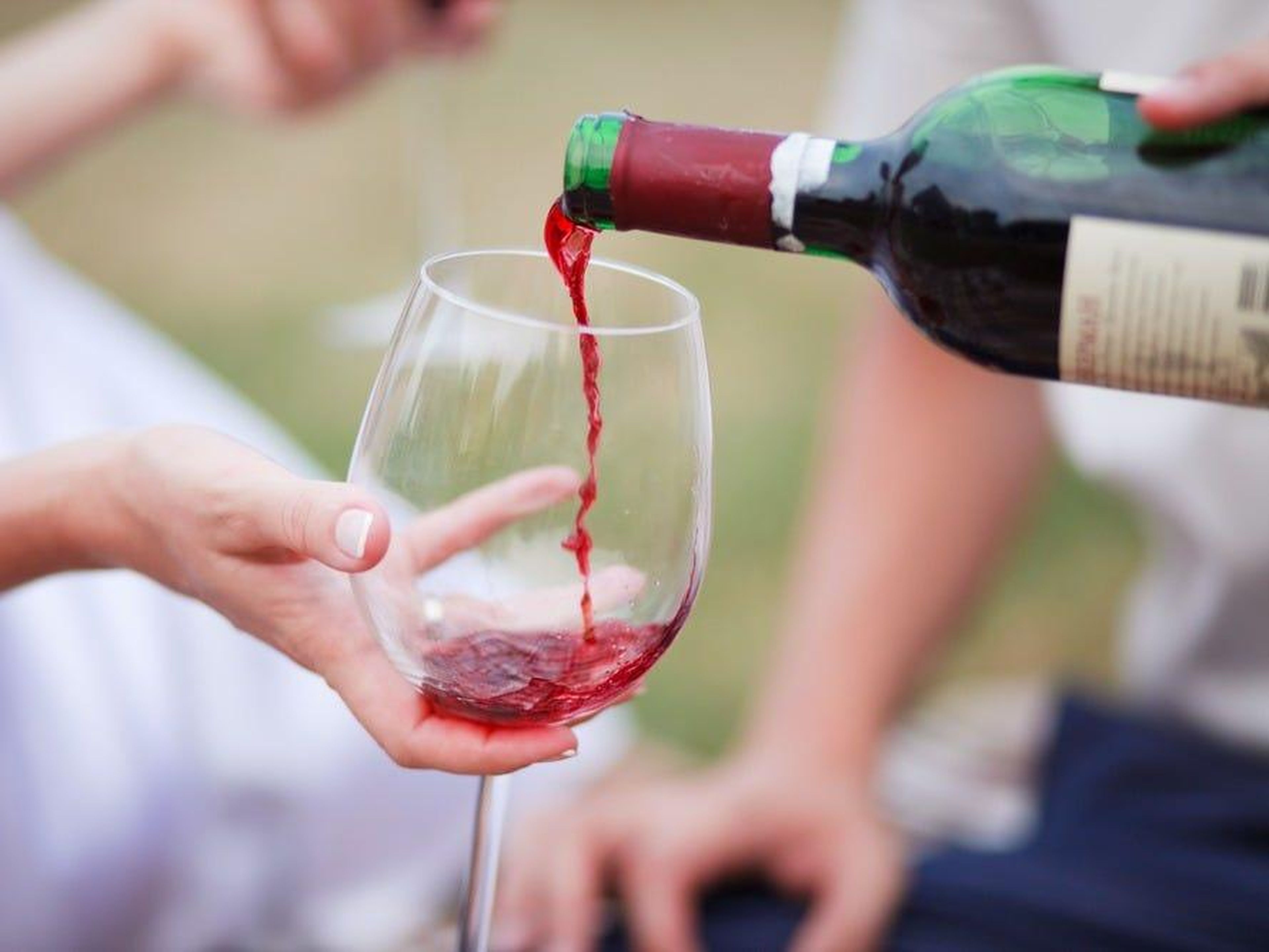¿El vino tinto es bueno para tu corazón? Sí, pero solo con moderación: esto es cuánto debes beber.