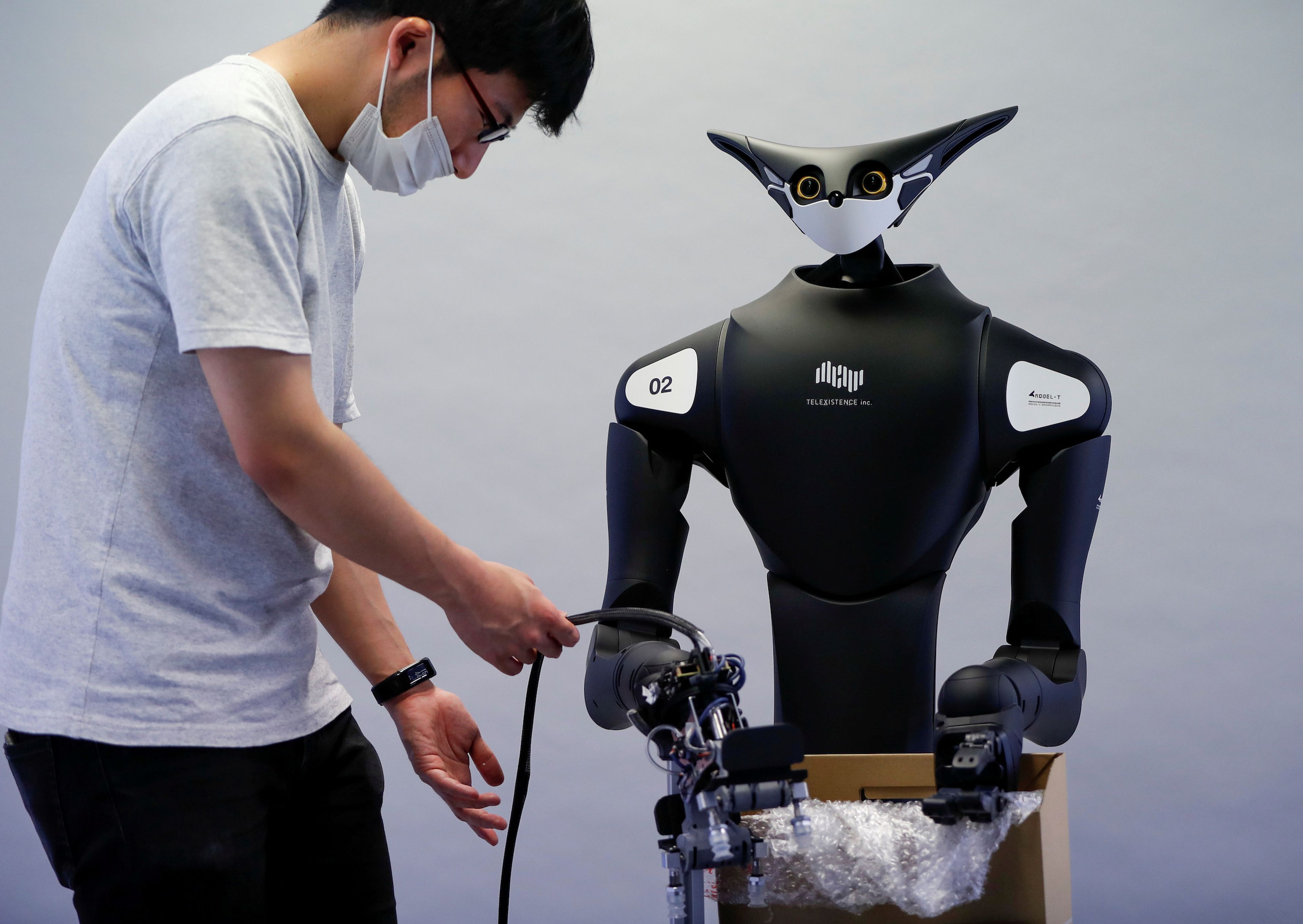 Un empleado de Telexistence revisa el robot de la compañía, desarrollado para trabajar en una tienda de conveniencia.