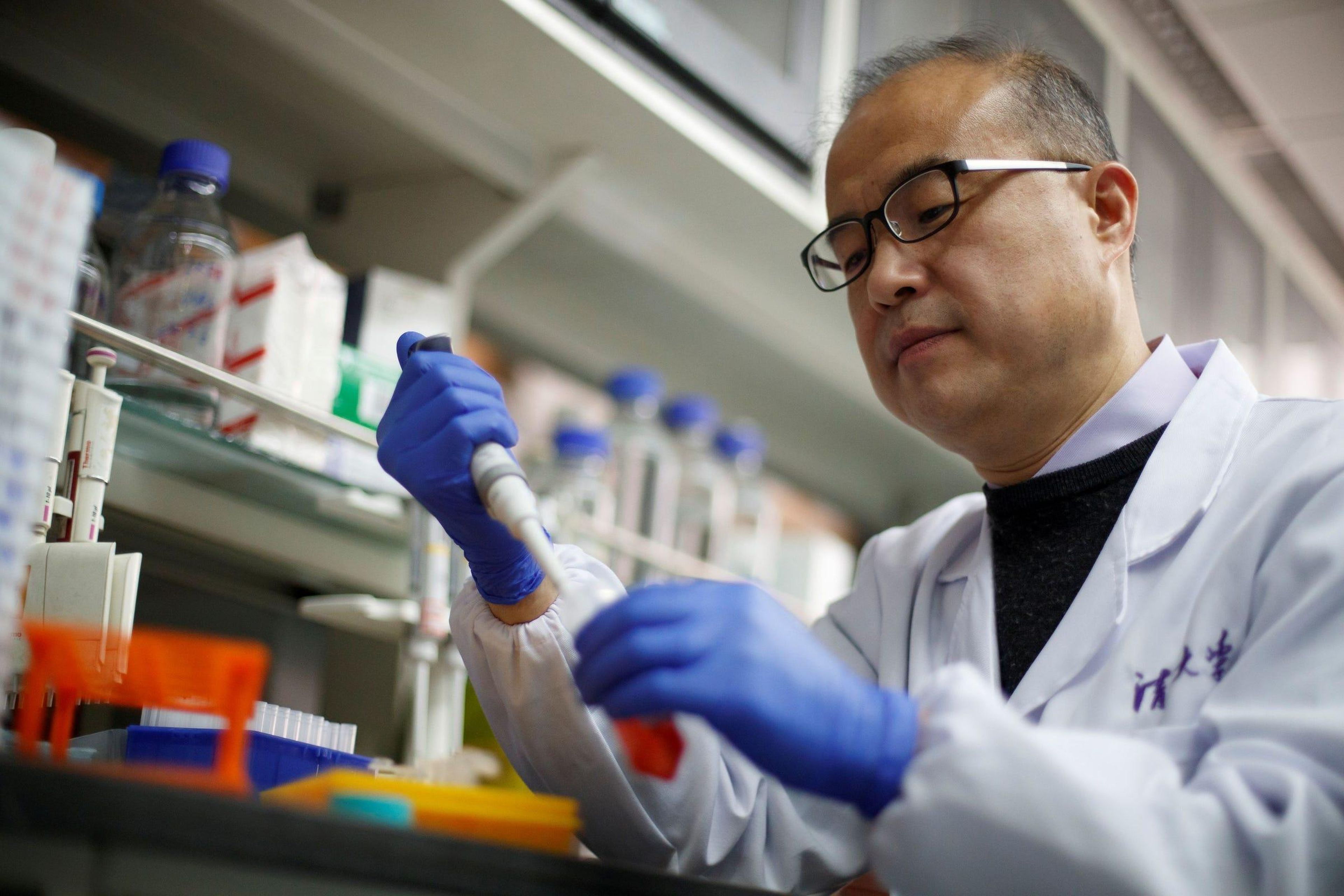 Un científico investiga los anticuerpos del coronavirus en el Centro de Investigación para la Salud Pública de la Universidad de Tsinghua en Pekín, el 30 de marzo.
