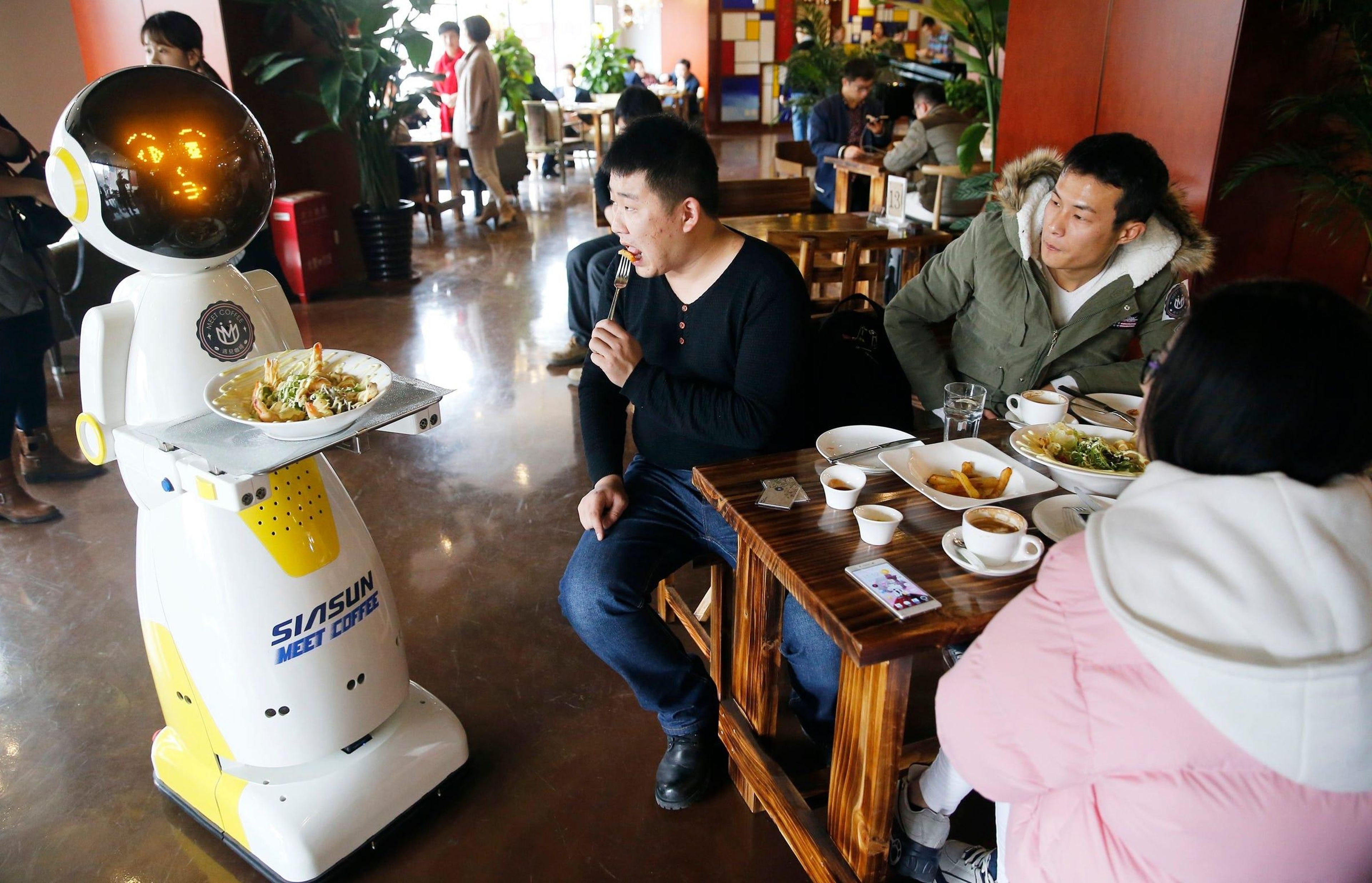 Hay muchos restaurantes en todo el mundo que utilizan robots camareros, incluyendo este en Qingdao, China. Tete entrega la comida a los clientes y puede comunicarse con más de 200 palabras.