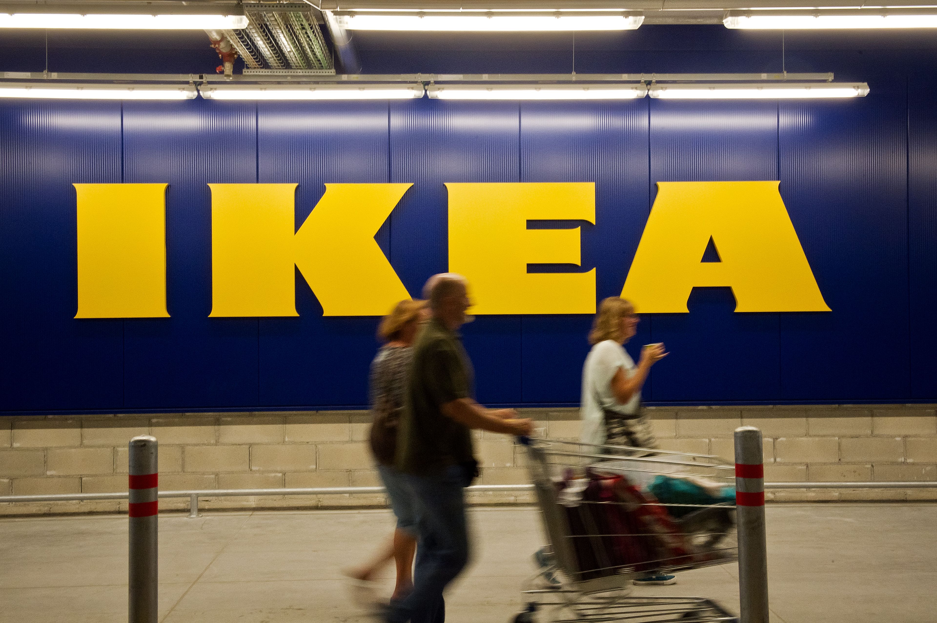 En imagen, clientes en una tienda Ikea.