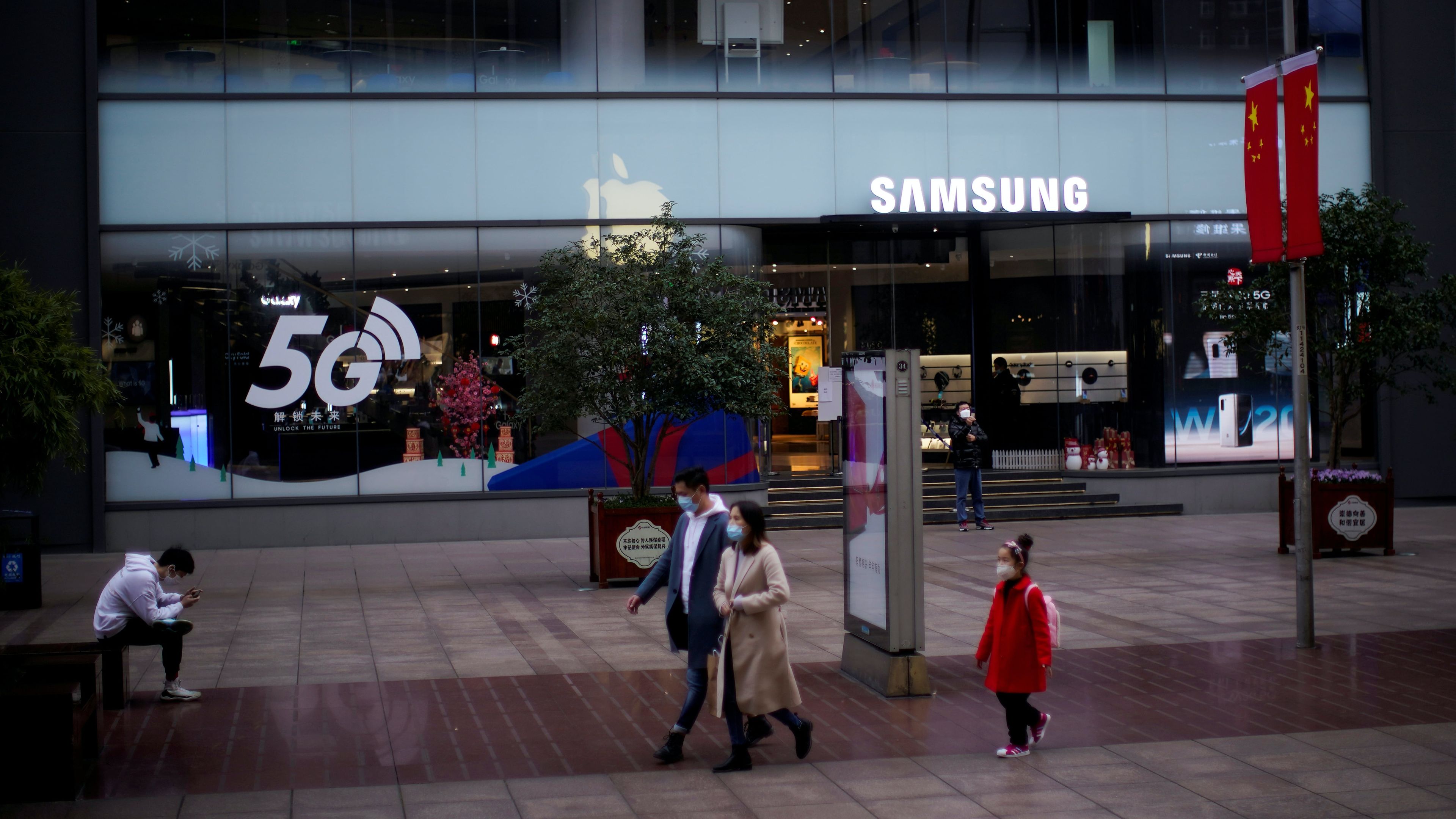 Gente pasea junto a una tienda Samsung en China.