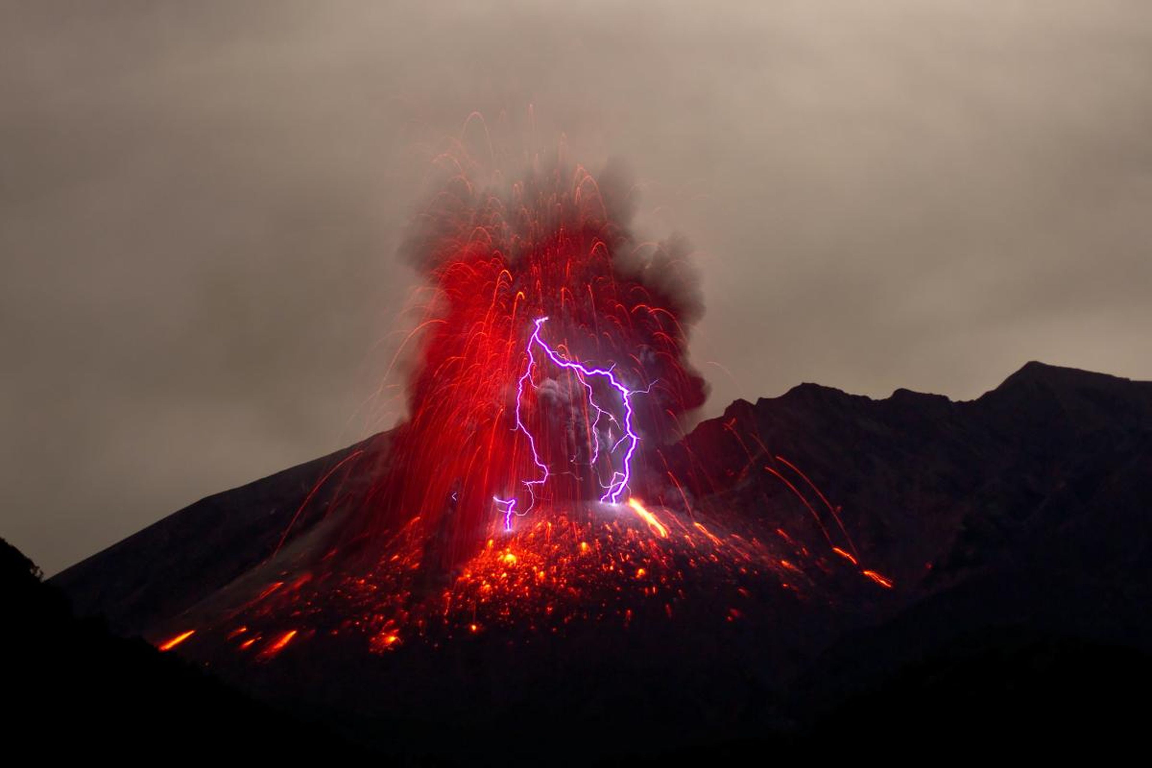 Tormenta con rayos en un volcán