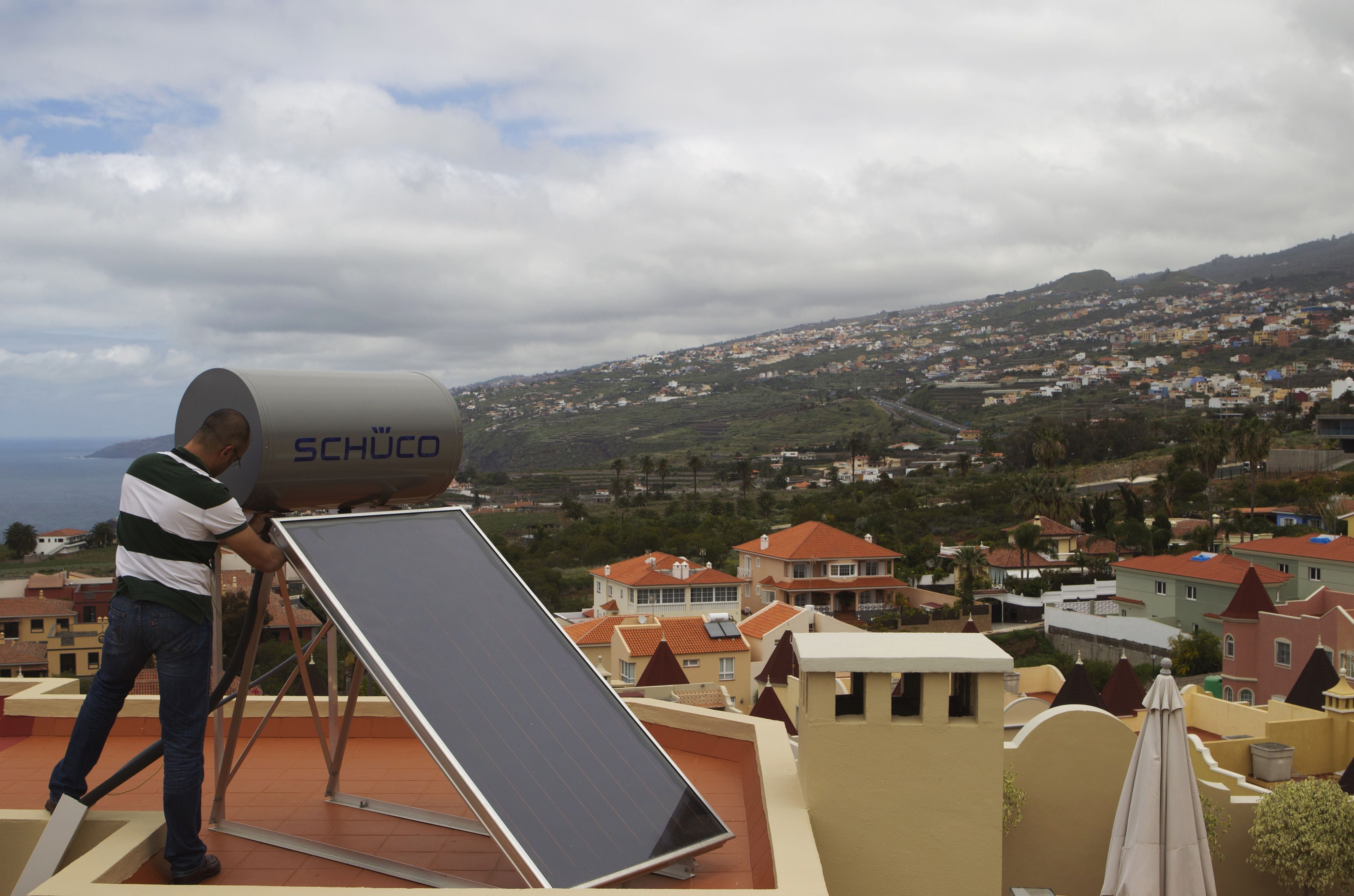 Un trabajador instala paneles solares en Santa Cruz de Tenerife