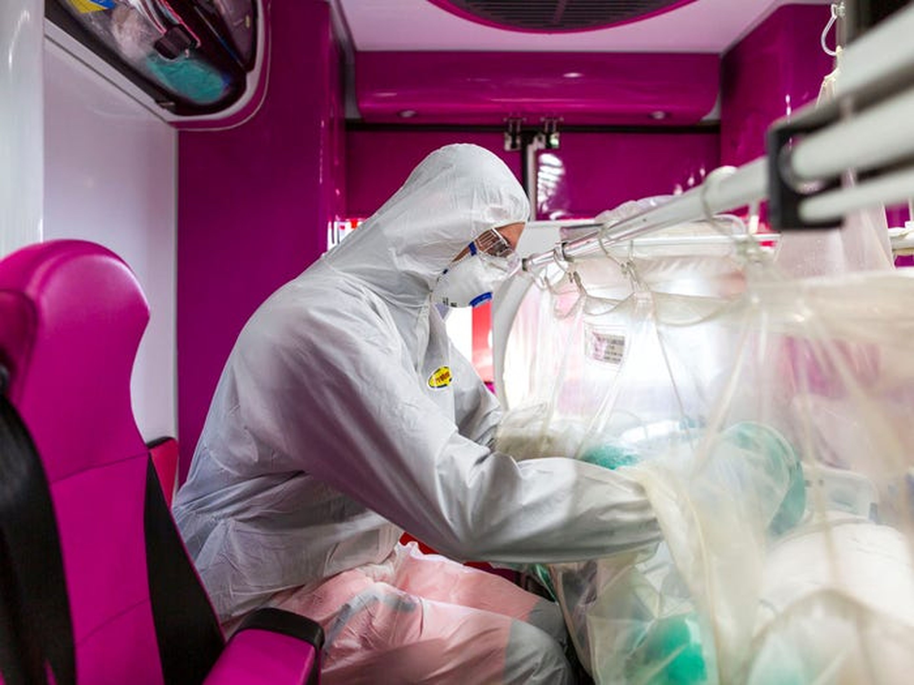 Un trabajador médico con traje de protección monitorea a un paciente con coronavirus que es trasladado en una ambulancia del Hospital Gemelli al Hospital Columbus Covid de Roma, el 16 de marzo.