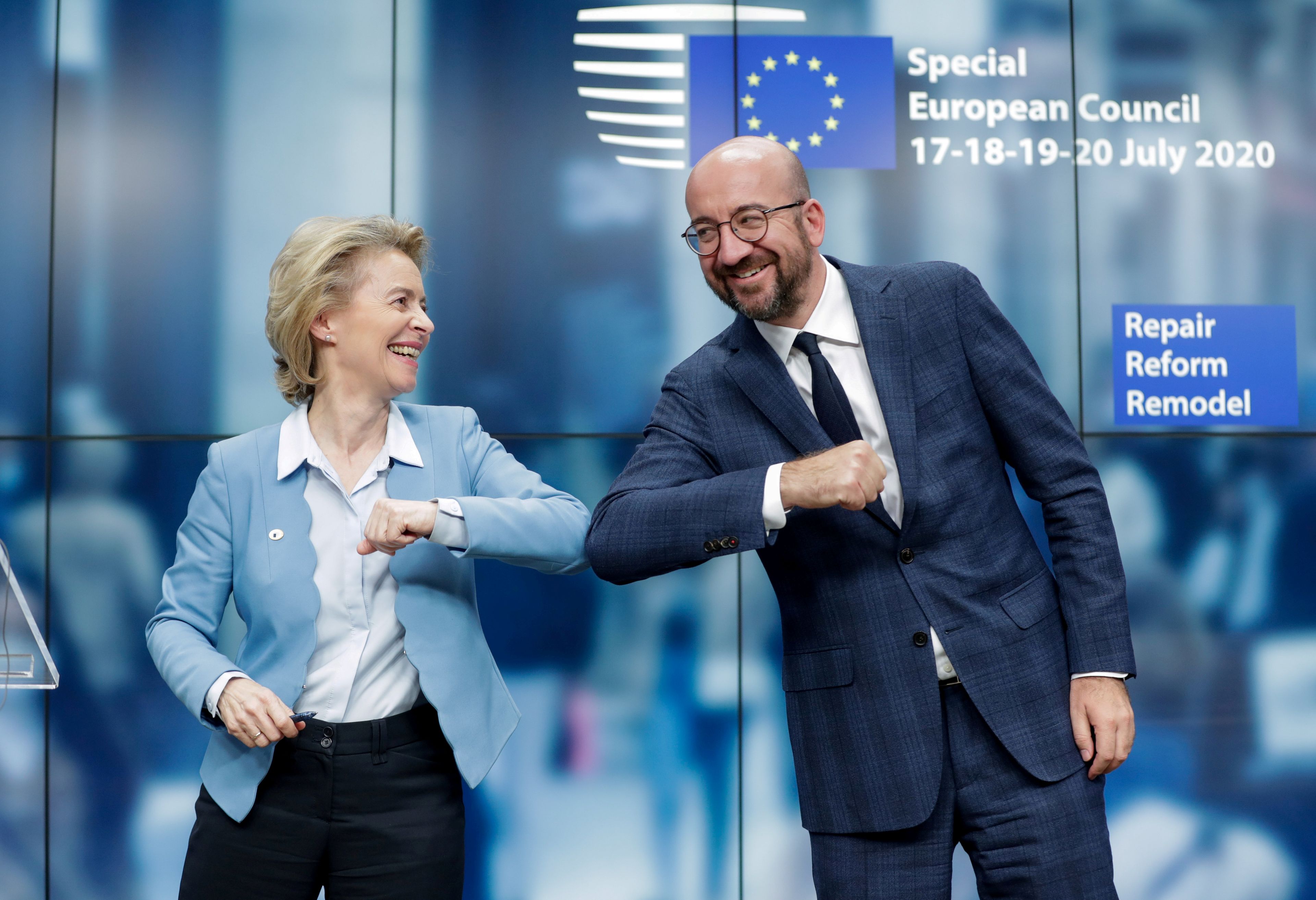 Ursula von Der Leyen, presidenta de la Comisión Europea, y Charles Michel, presidente del Consejo Europeo, se felicitan tras el anuncio del acuerdo en la UE para el fondo de reconstrucción del coronavirus.