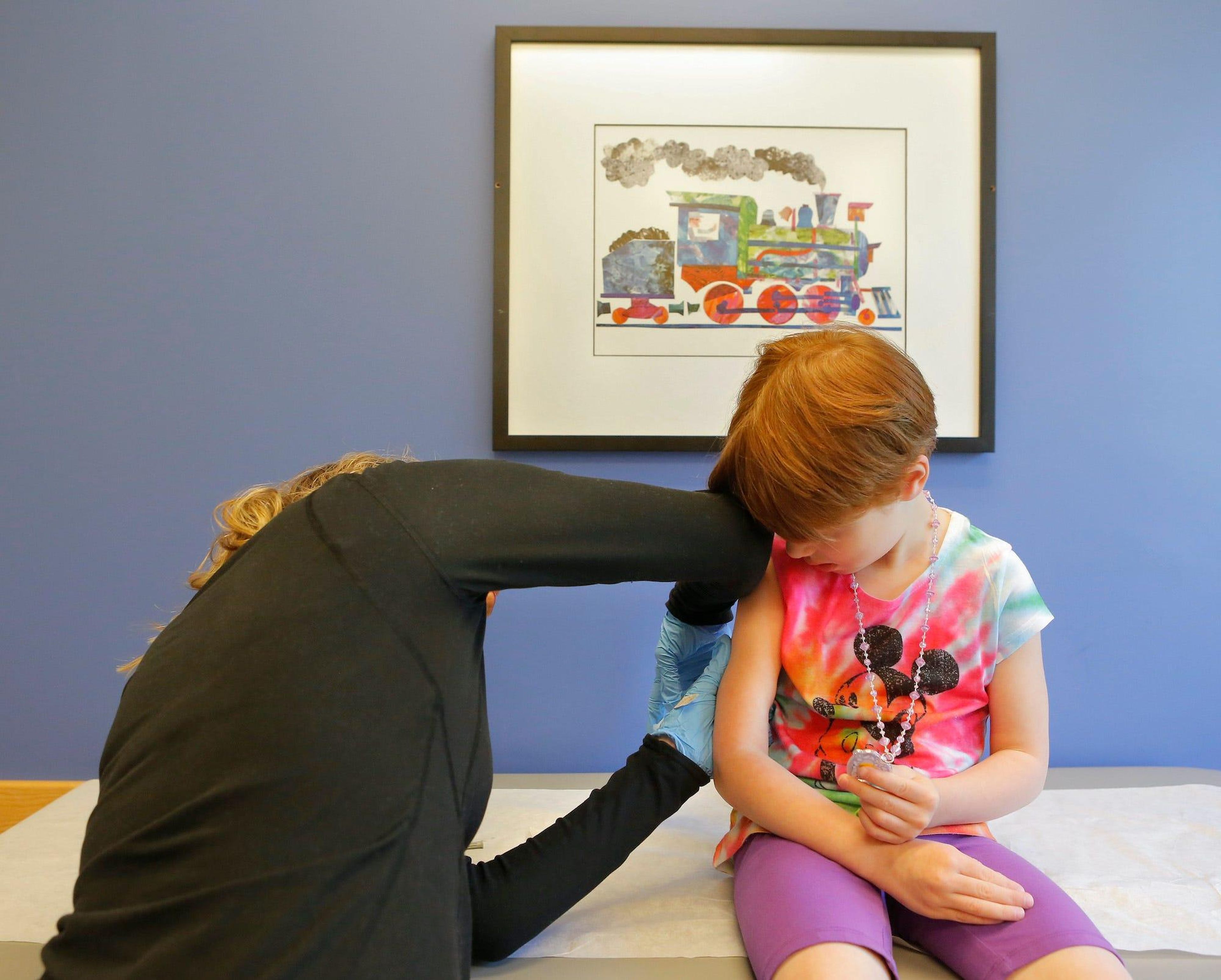 Kiara Boisvert, de 5 años, es vacunada por Amy Moran, auxiliar de Intermed en South Portland el jueves 4 de junio de 2015.