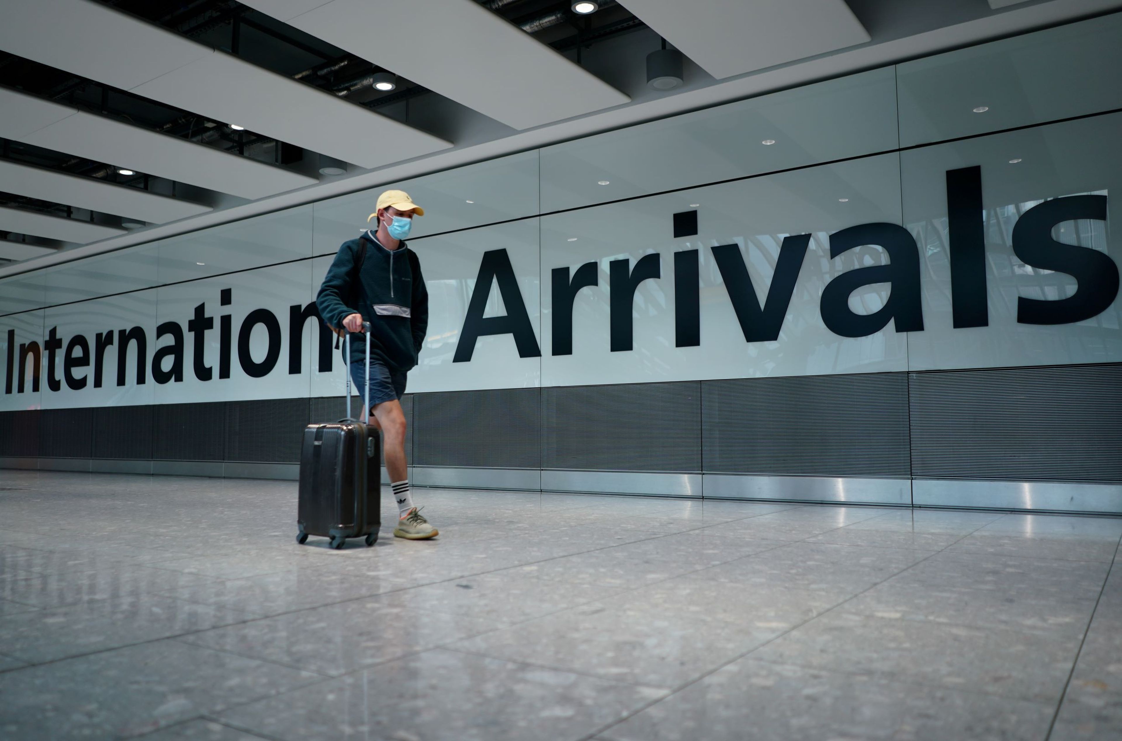 Un viajero en el aeropuerto durante el coronavirus
