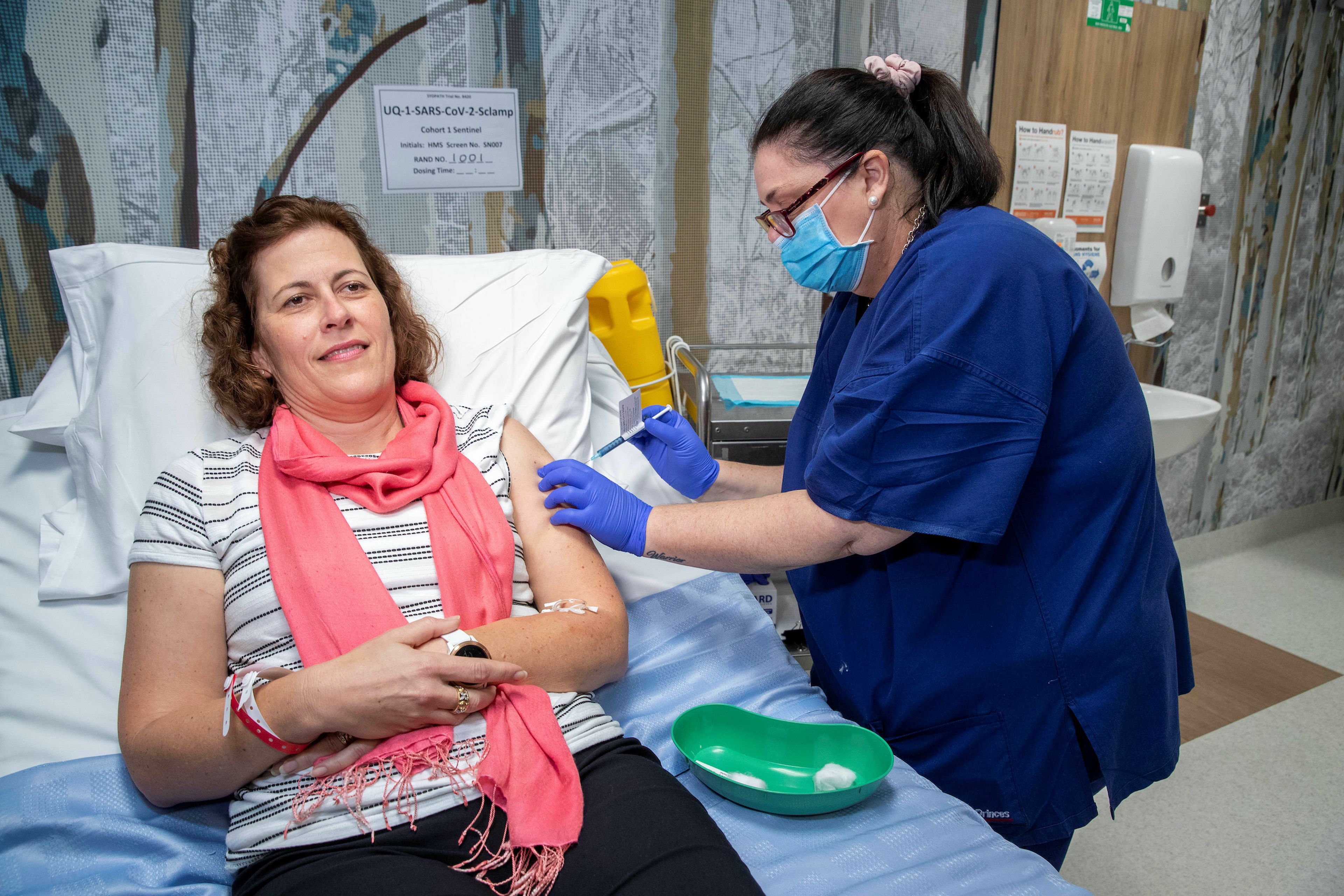 Una voluntaria recibe una vacuna contra el COVID-19 en Australia