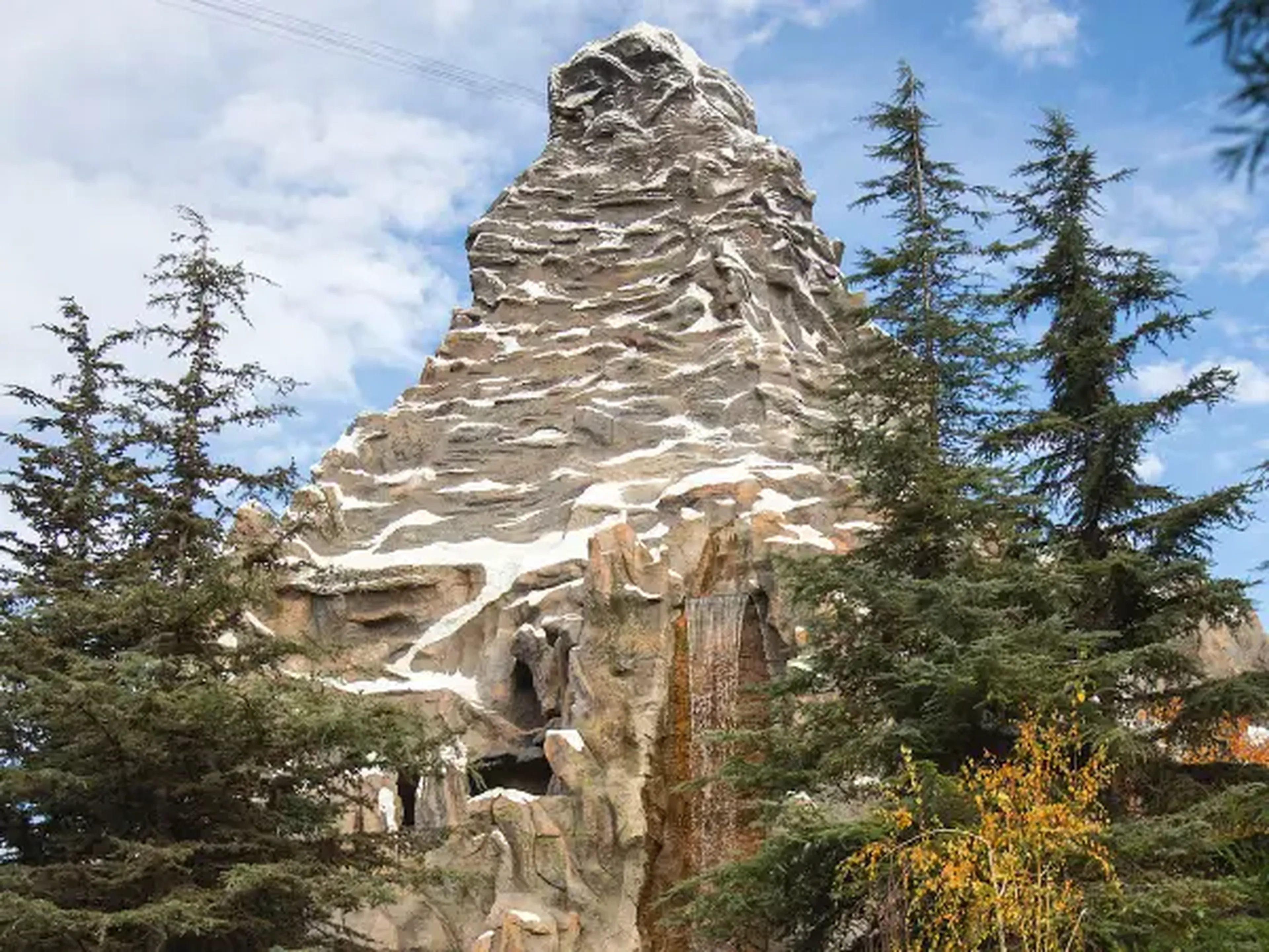 La estación de esquí podría haberse parecido a las Matterhorn Bobsleds (2 montañas rusas) de Disneylandia.