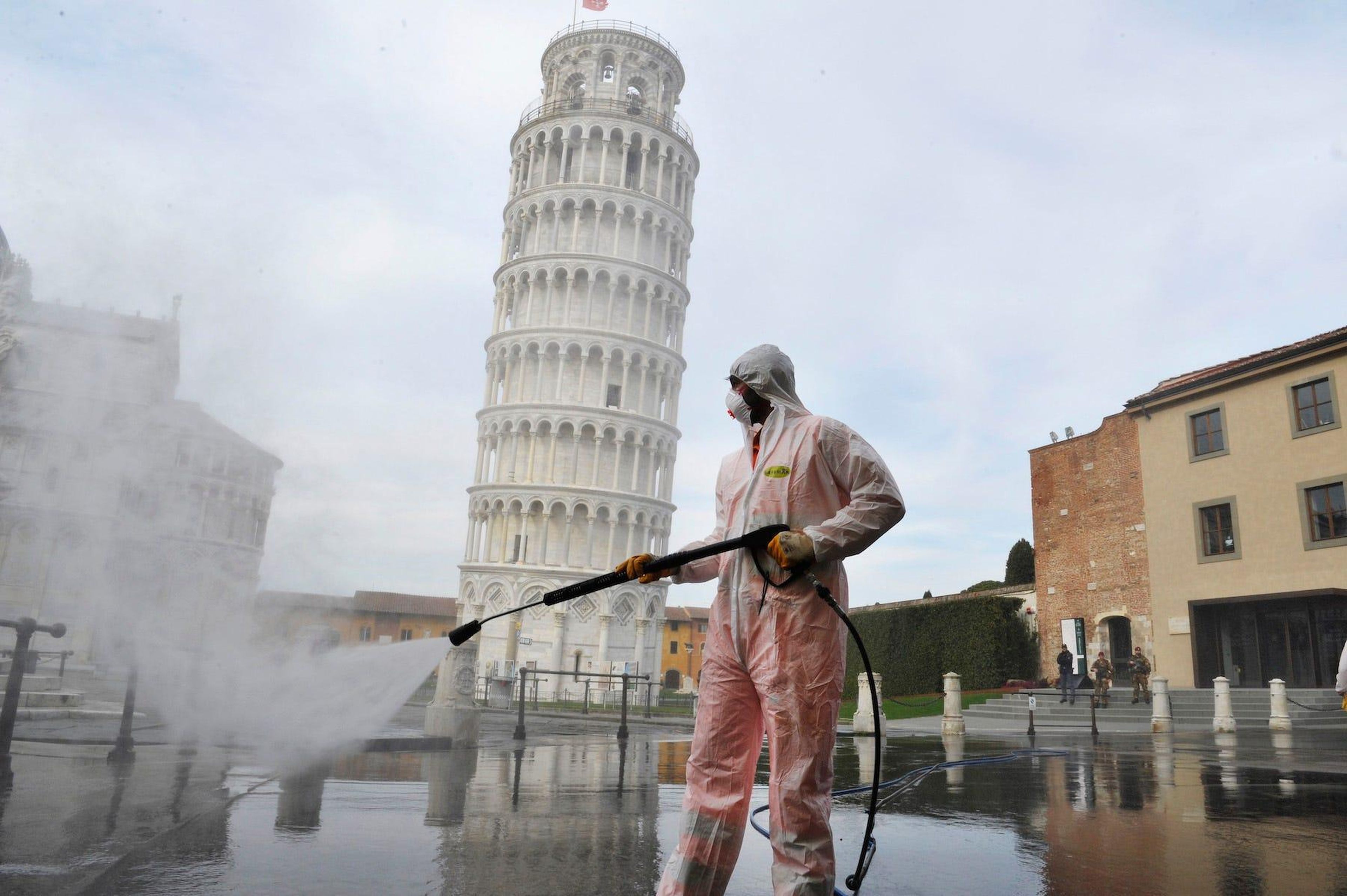 Un trabajador desinfecta la Piazza dei Miracoli cerca de la Torre de Pisa en Pisa, Italia, el 17 de marzo de 2020.