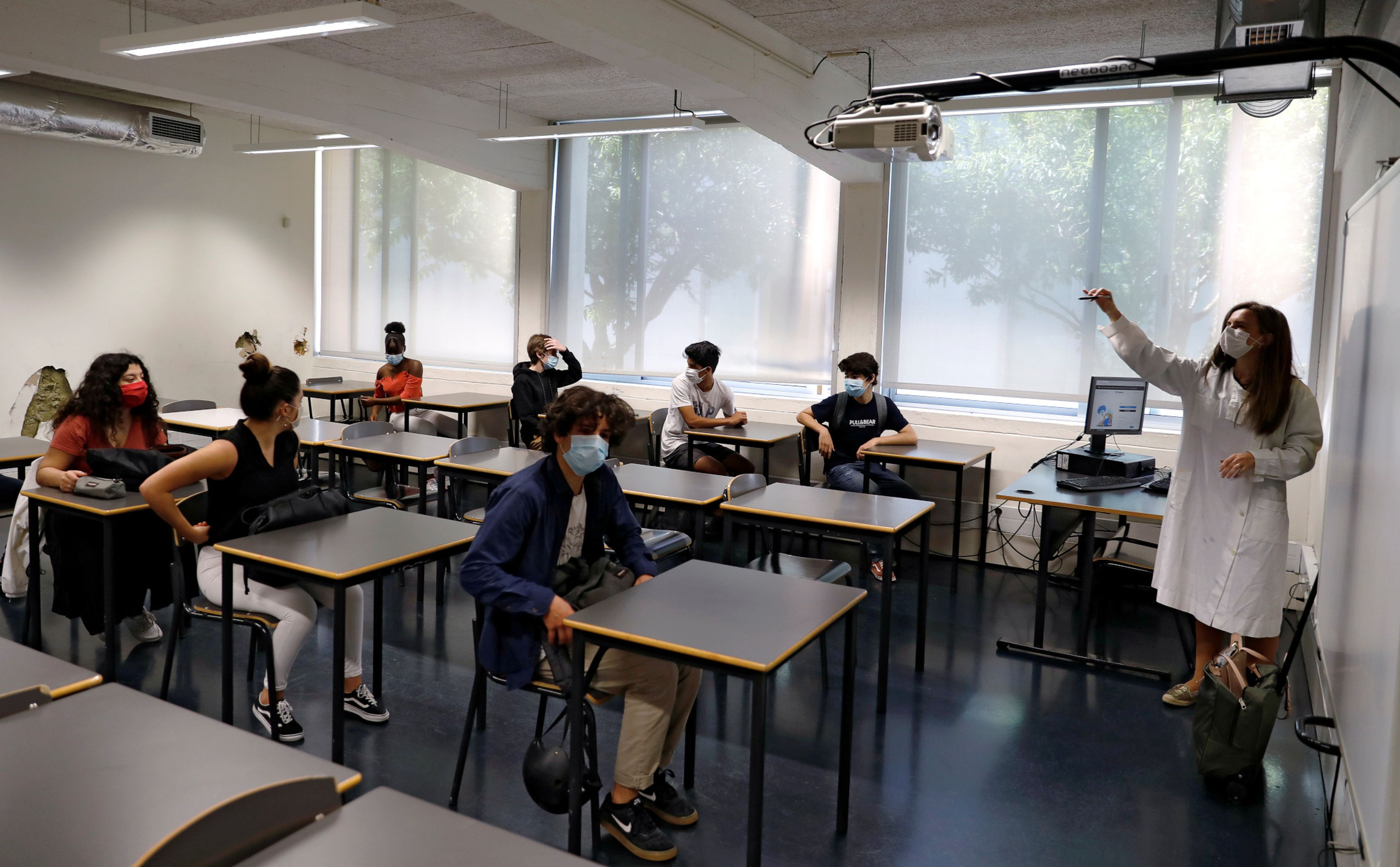 Estudiantes de secundaria en clase durante el brote de coronavirus (COVID-19), en Lisboa, Portugal, el 18 de mayo de 2020.