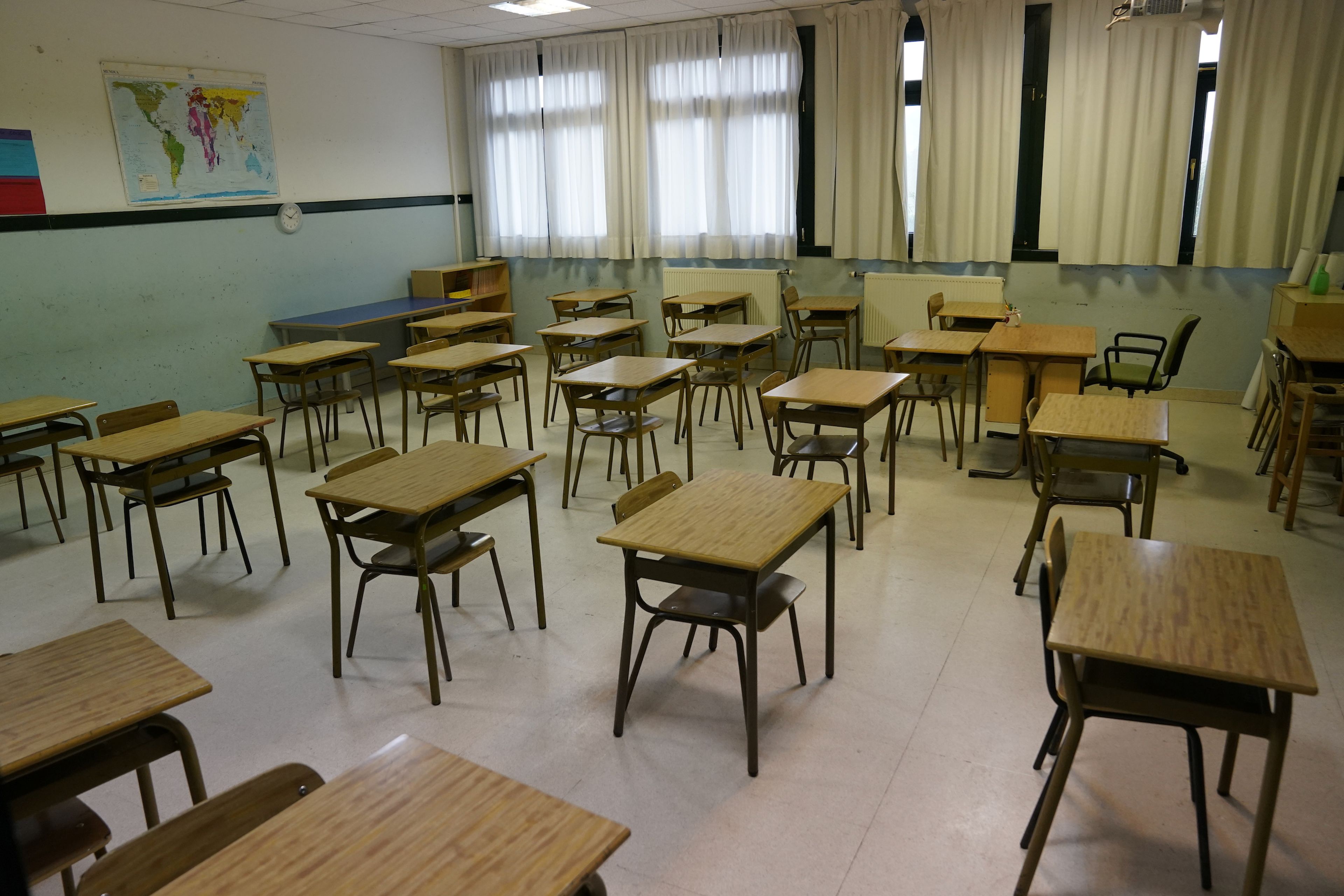 Un aula vacía con las mesas separadas para cumplir con la distancia de seguridad por el coronavirus