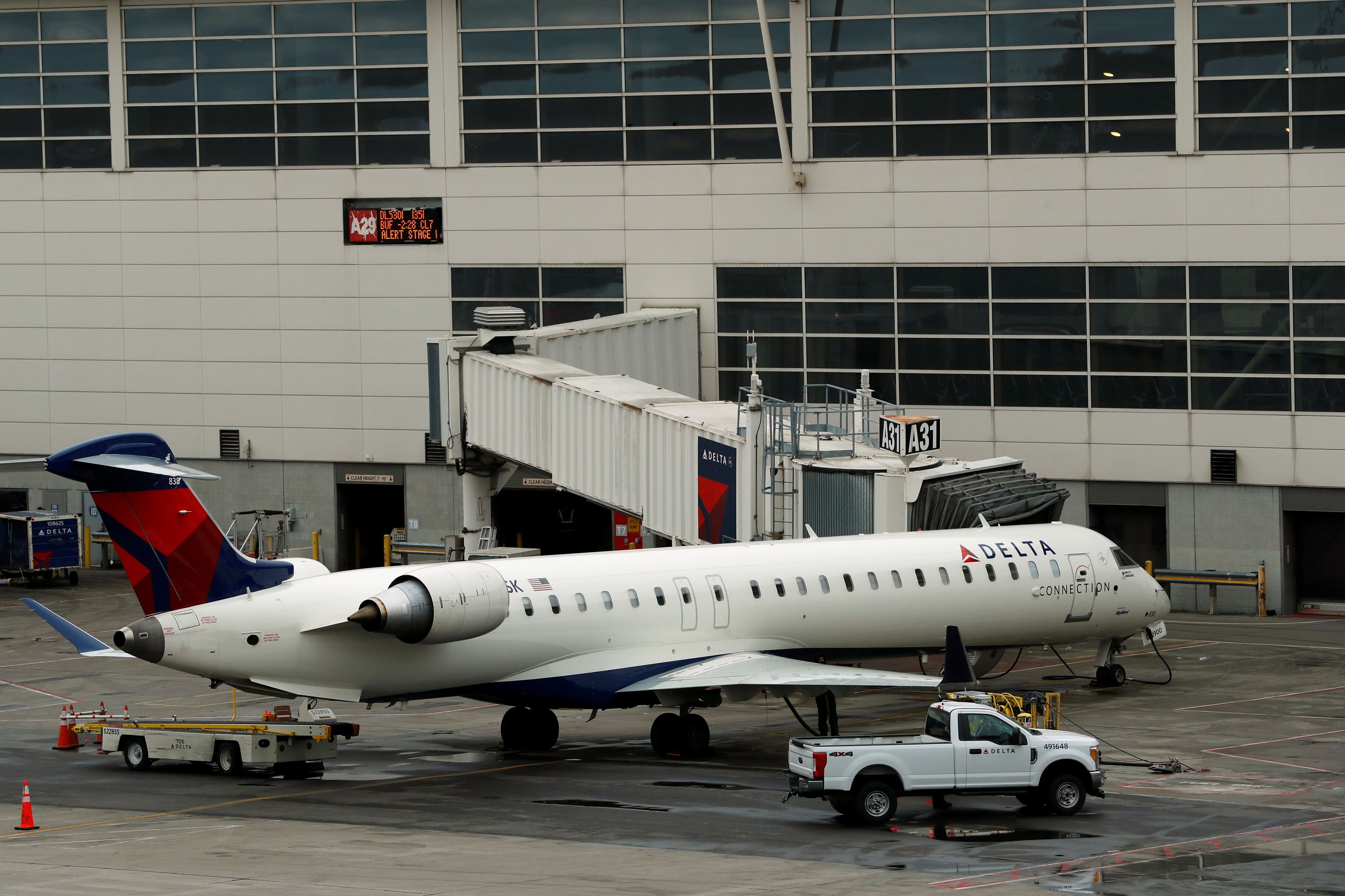Un avión de de Delta aparcado en el Aeropuerto Internacional de Detroit, en Michigan, EEUU.