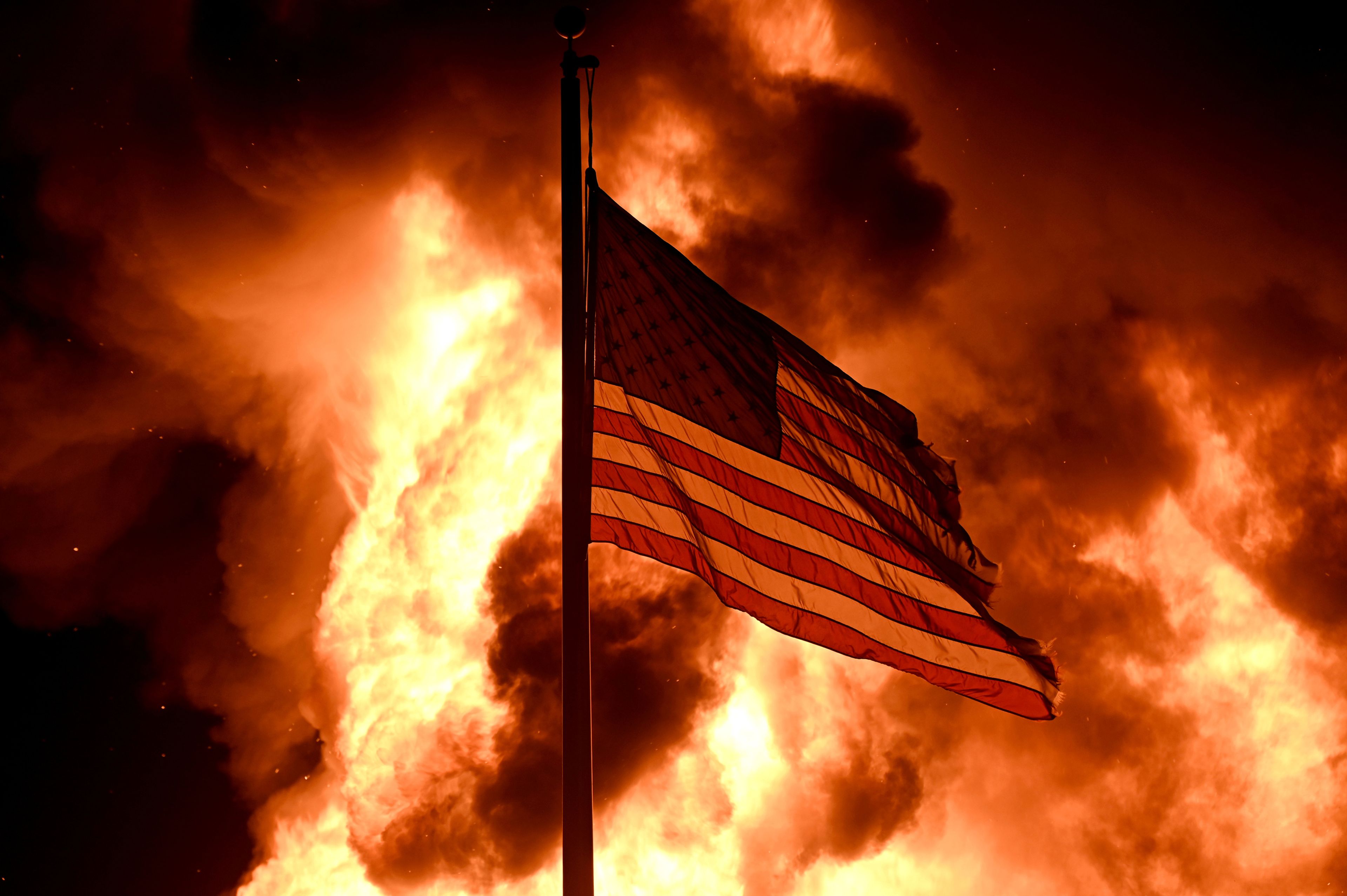 Una bandera de Estados Unidos en llamas por las protestas raciales en Estados Unidos