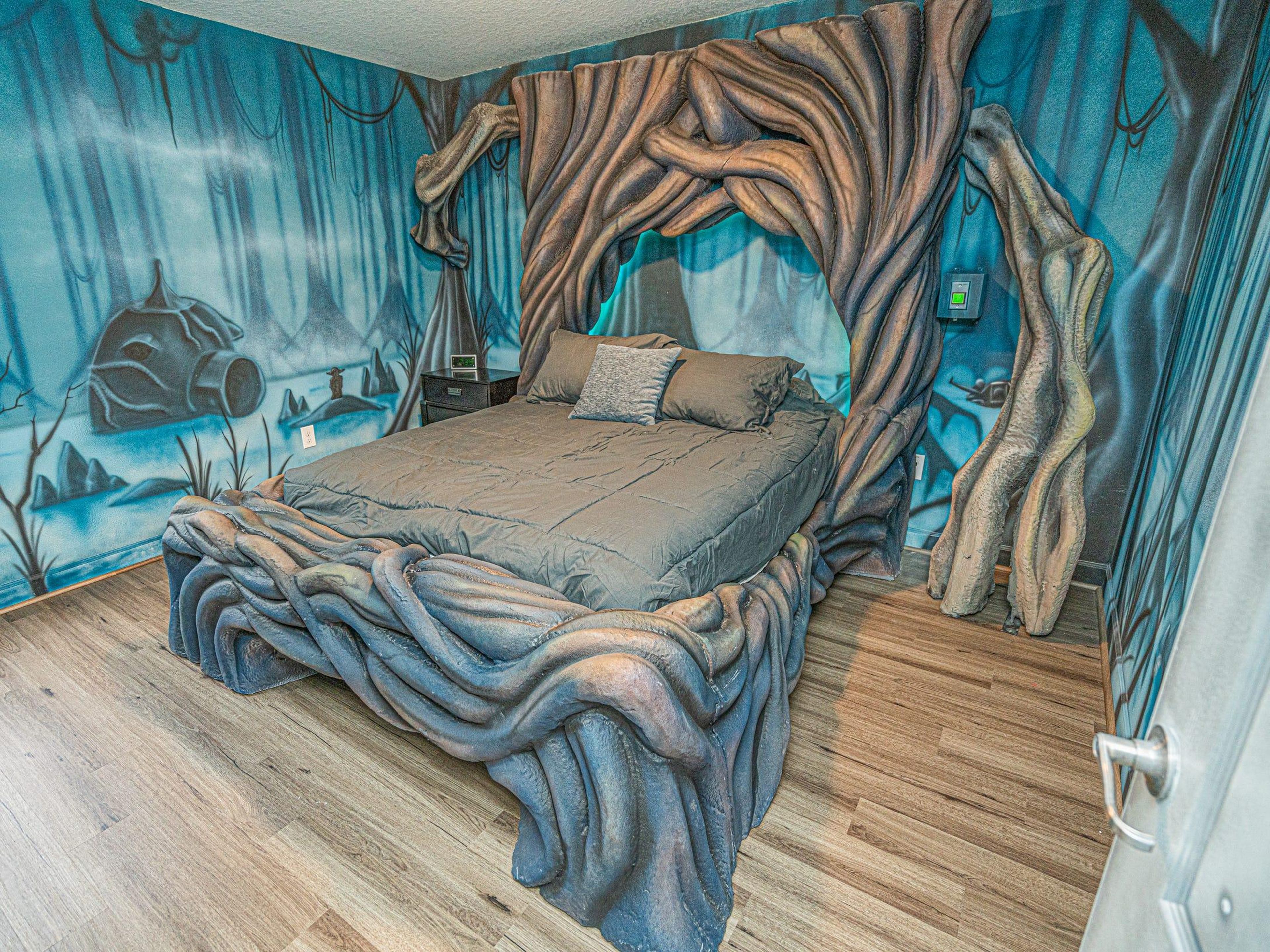 Esta otra cama está rodeada de troncos enredados.