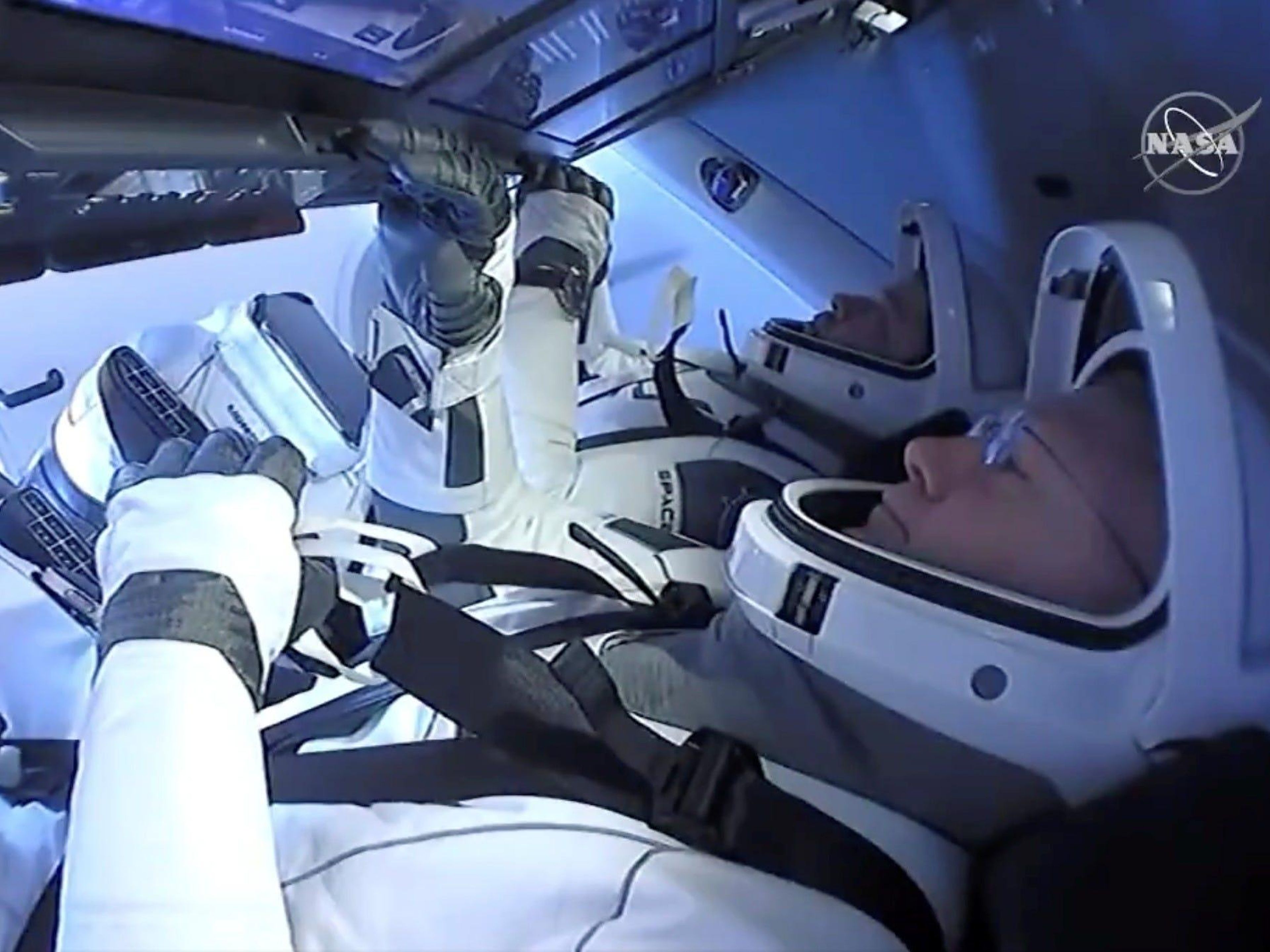 Behnken y Hurley a bordo de la nave espacial SpaceX's Crew Dragon el domingo