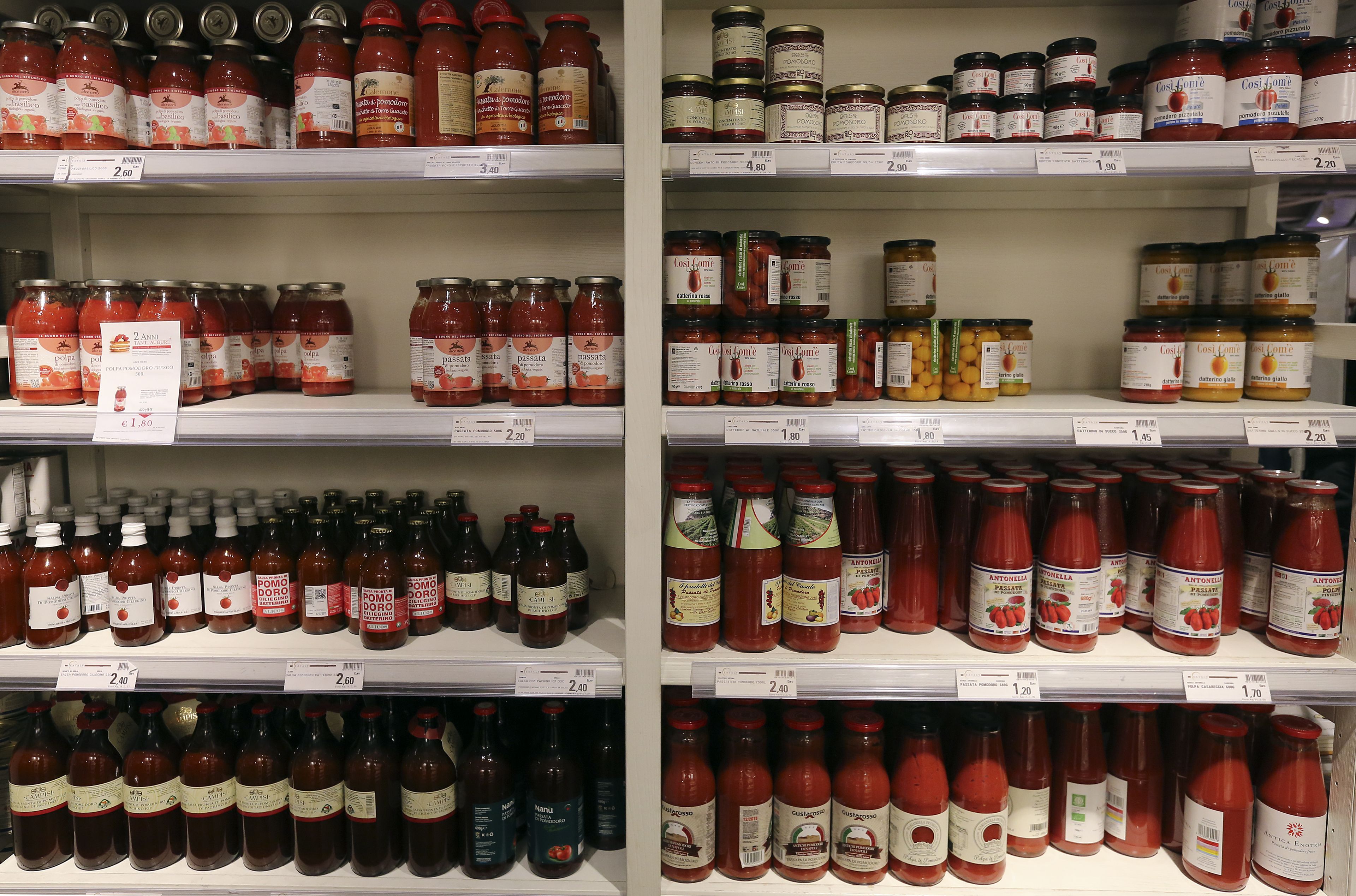 Botes de tomate en un supermercado
