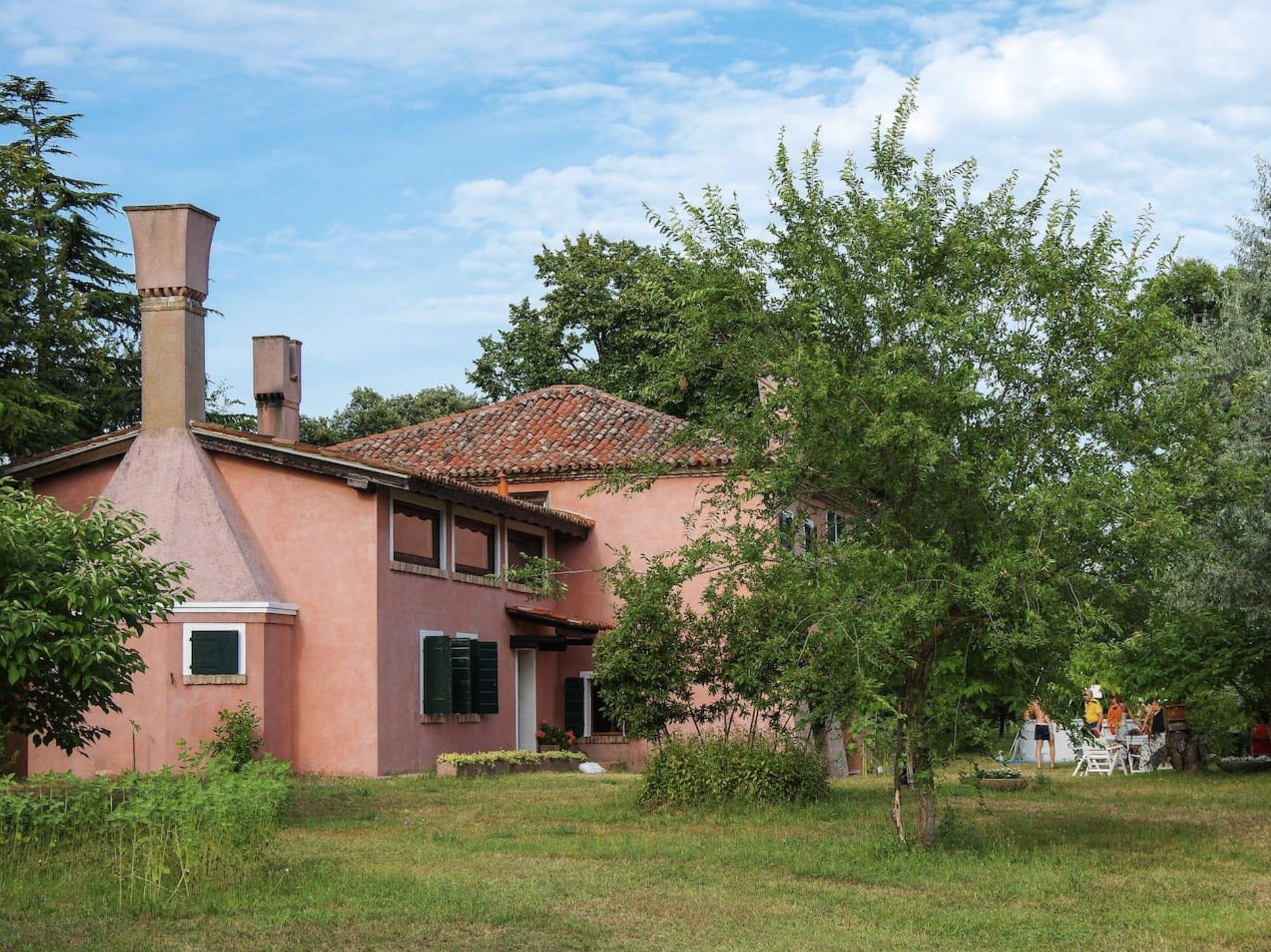 La granja de color rosa brillante ha estado en la familia de Sarzetto durante generaciones.