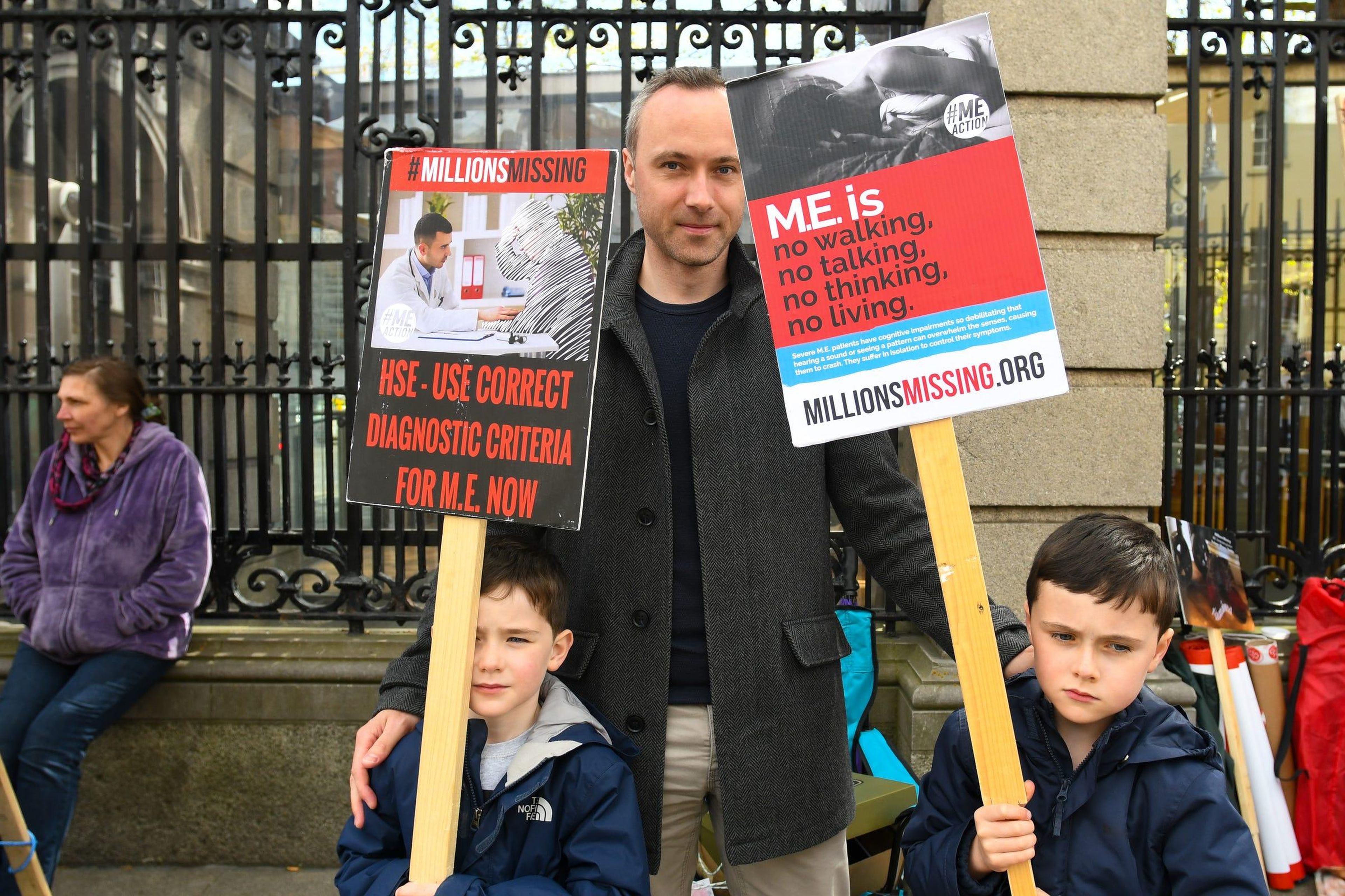 Los activistas de #MillionsMissing, un movimiento para concienciar sobre el síndrome de fatiga crónica, en Dublín, Irlanda, el 10 de mayo de 2018.