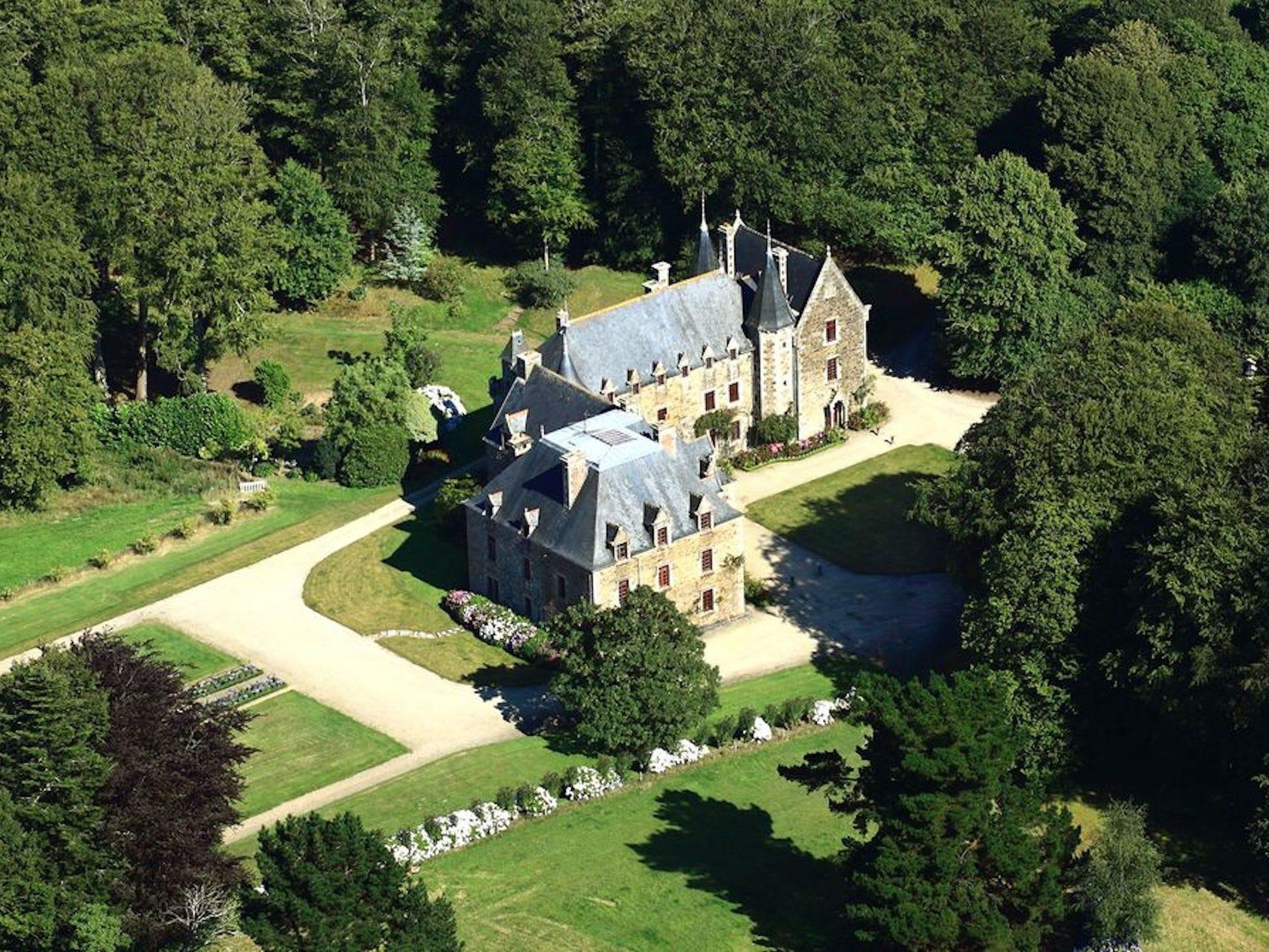 El castillo tiene una piscina en la propiedad.