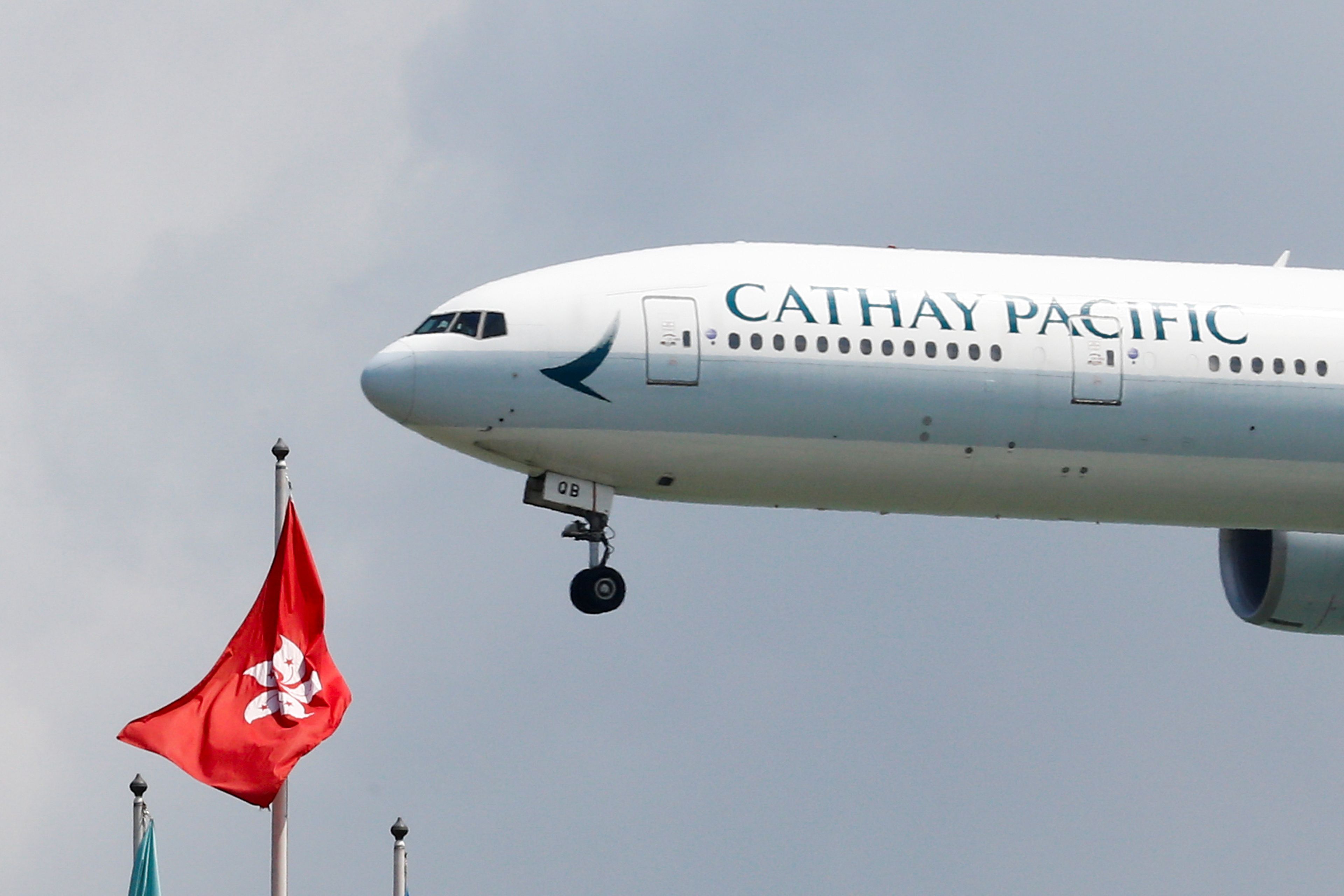 Un avión de Cathay Pacific aterriza en el Aeropuerto de Hong Kong.