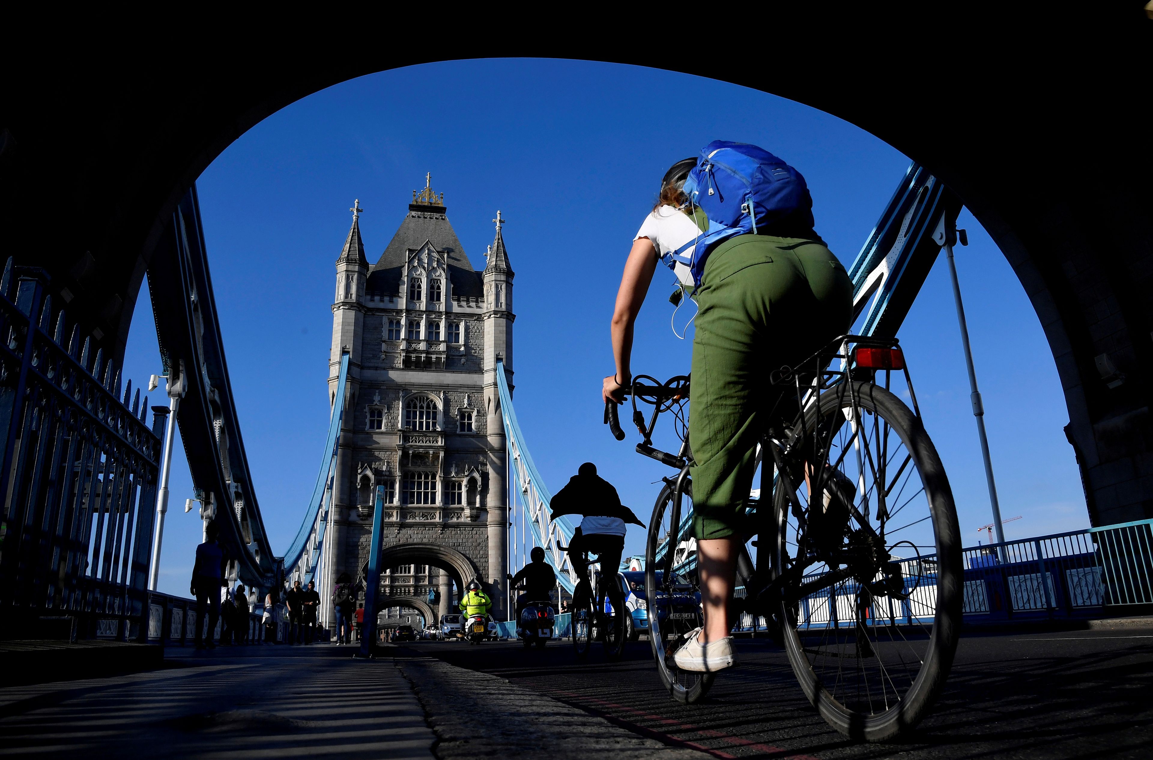 Un ciclista pasa sobre el Puente de la Torre de Londres durante la pandemia del coronavirus.